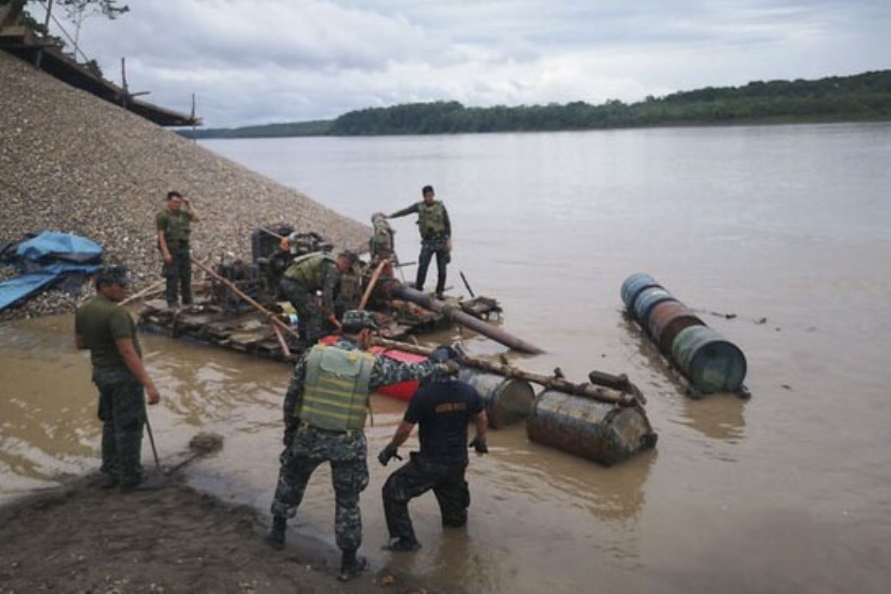 Se intervino un artefacto fluvial acoderado en la orilla del río Marañón, construido con bidones, madera y plásticos. Foto: ANDINA/Ministerio Público