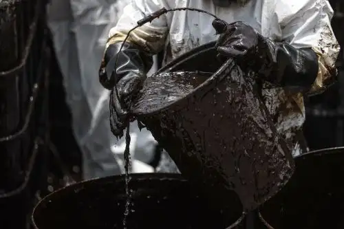 "Cuando absorbe el agua el peso de las “salchichas” con cabello se incrementan y se va hundir contaminando con petróleo otro nivel, el fondo del mar", advierte Zenobio.