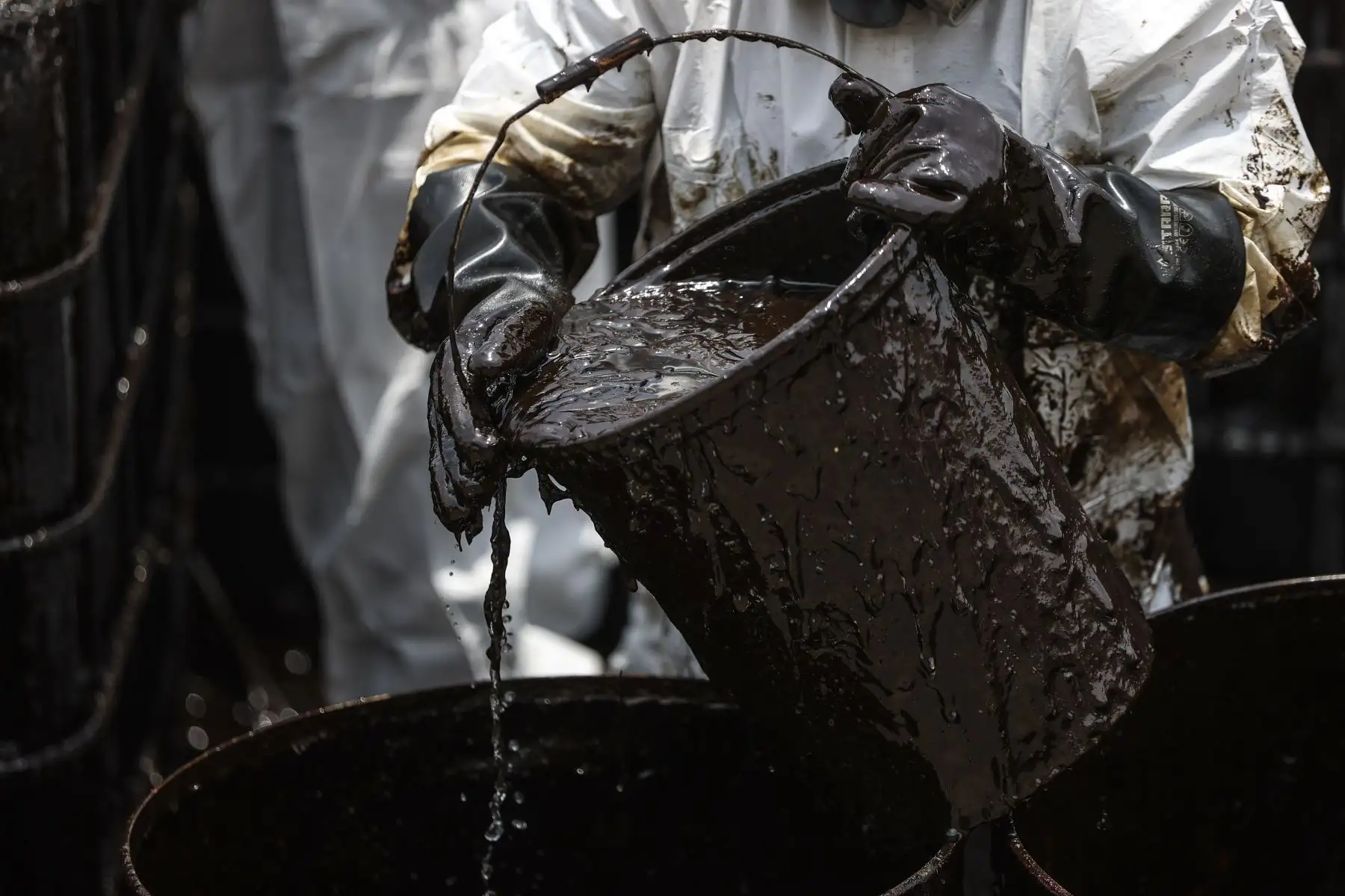 "Cuando absorbe el agua el peso de las “salchichas” con cabello se incrementan y se va hundir contaminando con petróleo otro nivel, el fondo del mar", advierte Zenobio.