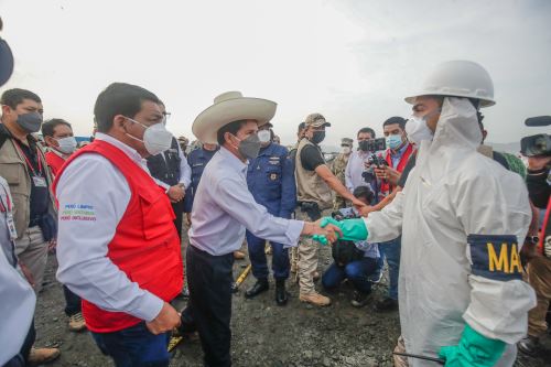 Jefe de Estado supervisó trabajos de limpieza en zona afectada por el derrame de petróleo