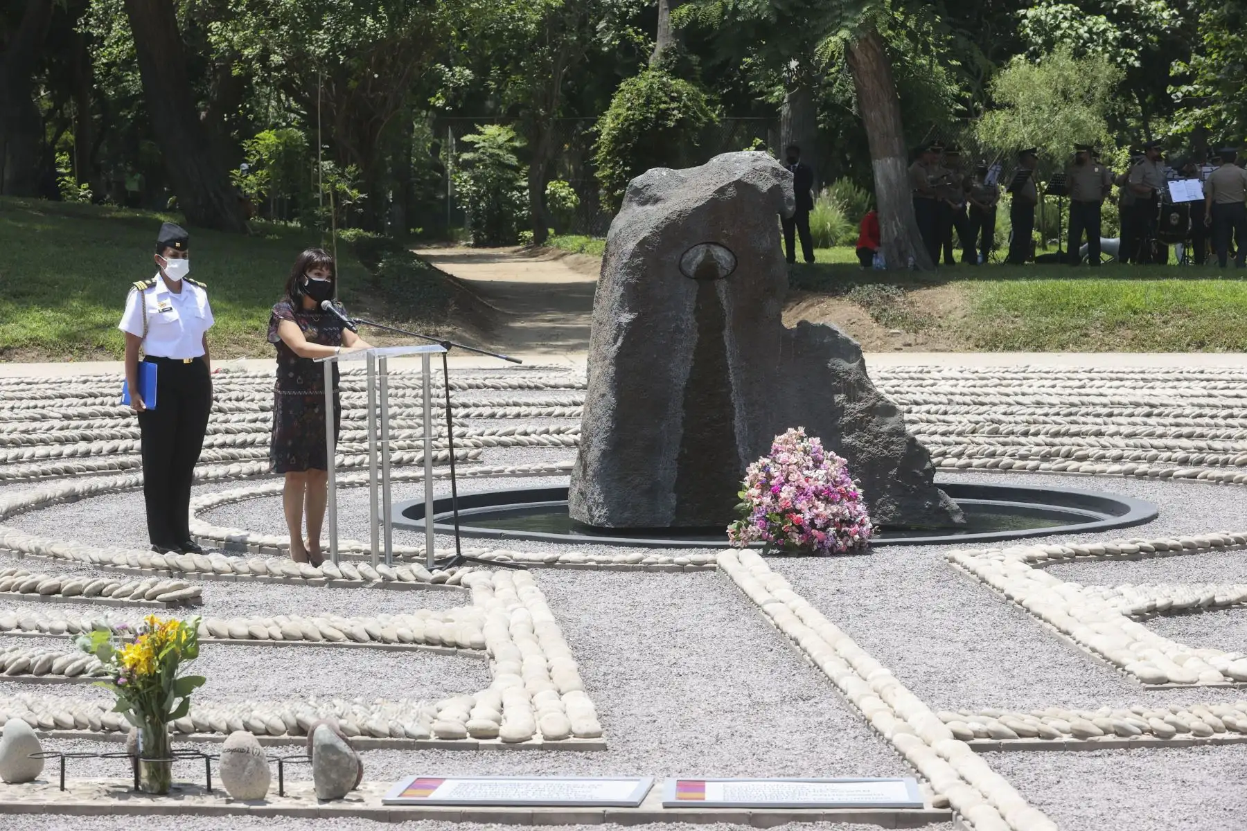 La presidenta del Consejo de Ministros, Mirtha Vásquez brinda unas palabras en la ceremonia de declaración como Patrimonio Cultural de la Nación al Memorial “El Ojo que Llora”. Foto: ANDINA/Vidal Tarqui