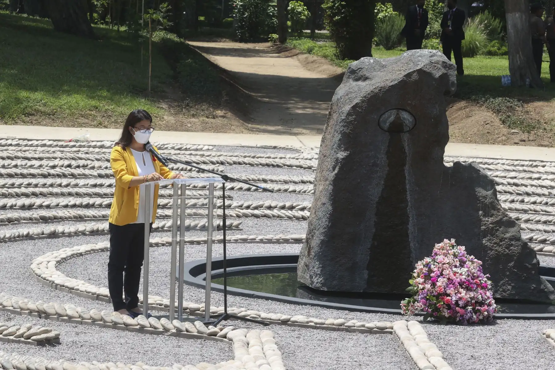 Ministra de Cultura, Gisela Ortiz da unas palabras en la ceremonia de declaración como Patrimonio Cultural de la Nación al Memorial “El Ojo que Llora”. Foto: ANDINA/Vidal Tarqui