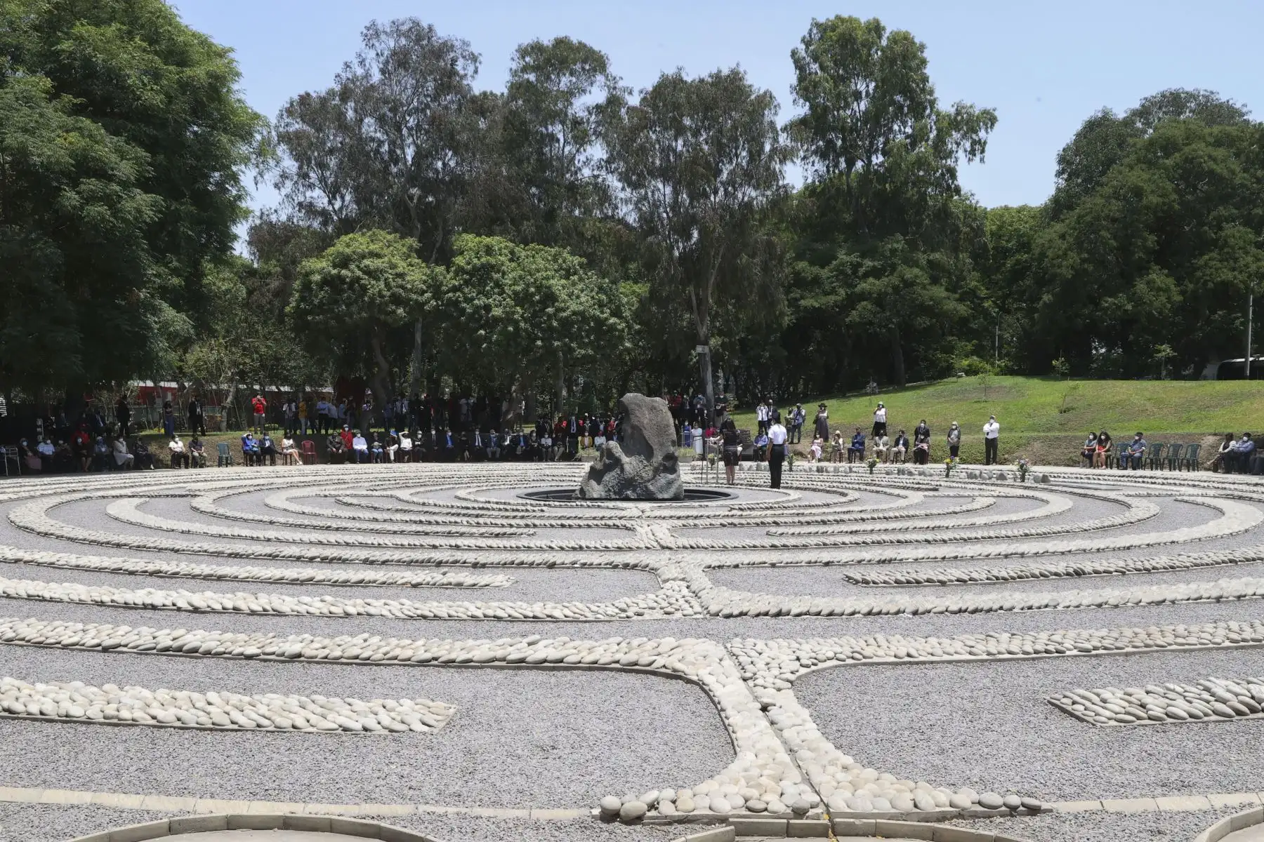 El Memorial “El Ojo que Llora” es obra de la artista contemporánea Lía Rosalía Anna María Vermeulen, conocida bajo el pseudónimo de Lika Mutal, está compuesto por una escultura central en piedra, rodeada por un complejo laberíntico. Foto: ANDINA/Vidal Tarqui