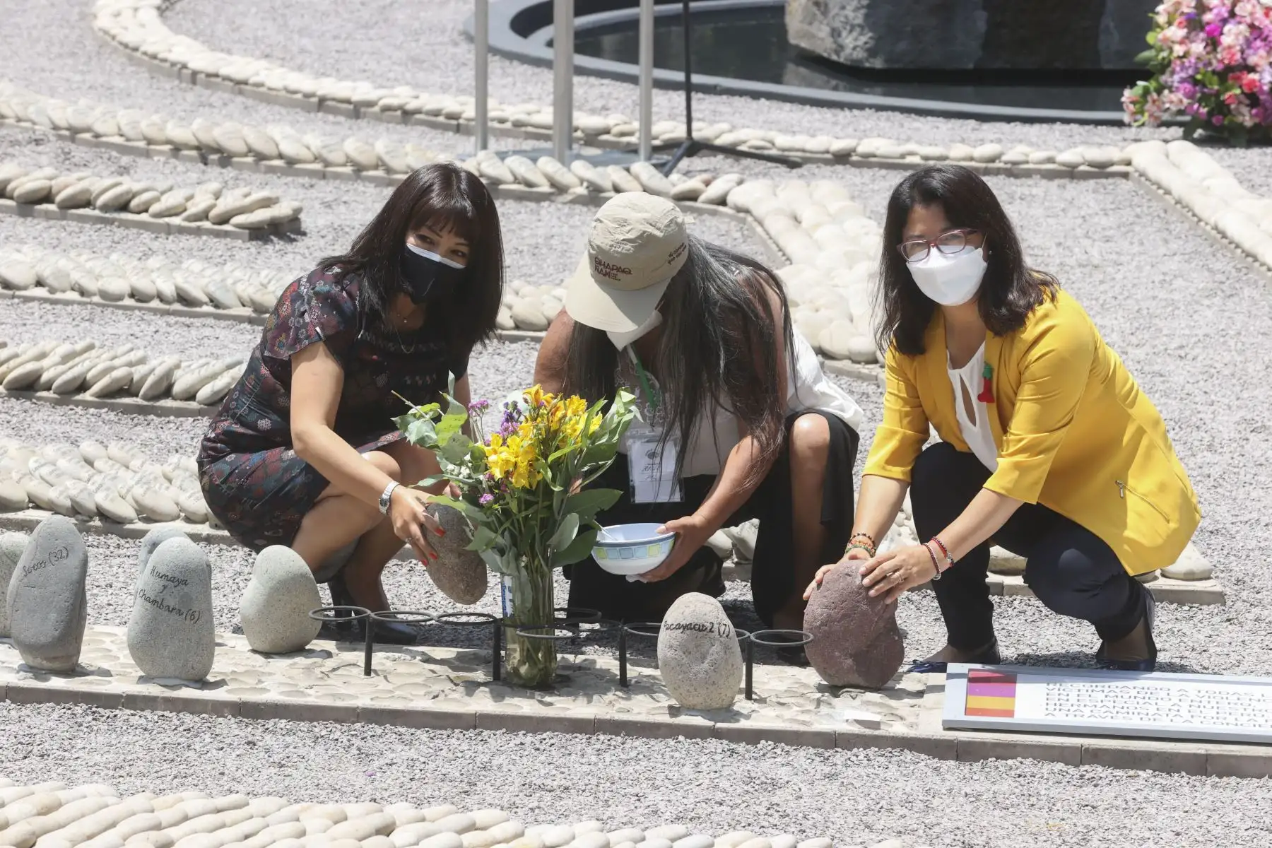 La presidenta del Consejo de Ministros, Mirtha Vásquez, acompañada de la ministra de Cultura, Gisela Ortiz y la ministra de Inclusión Social Dina Boluarte participaron de la ceremonia de declaración como Patrimonio Cultural de la Nación al Memorial “El Ojo que Llora”. Foto: ANDINA/Vidal Tarqui