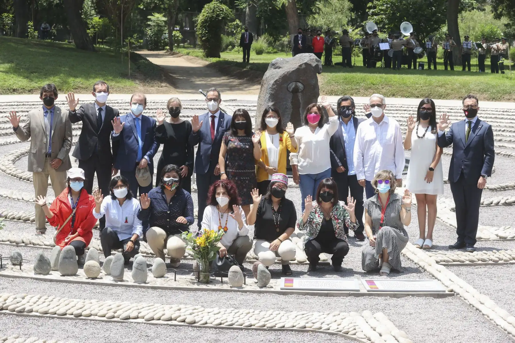 La presidenta del Consejo de Ministros, Mirtha Vásquez, acompañada de la ministra de Cultura, Gisela Ortiz y la ministra de Inclusión Social Dina Boluarte participaron de la ceremonia de declaración como Patrimonio Cultural de la Nación al Memorial “El Ojo que Llora”. Foto: ANDINA/Vidal Tarqui