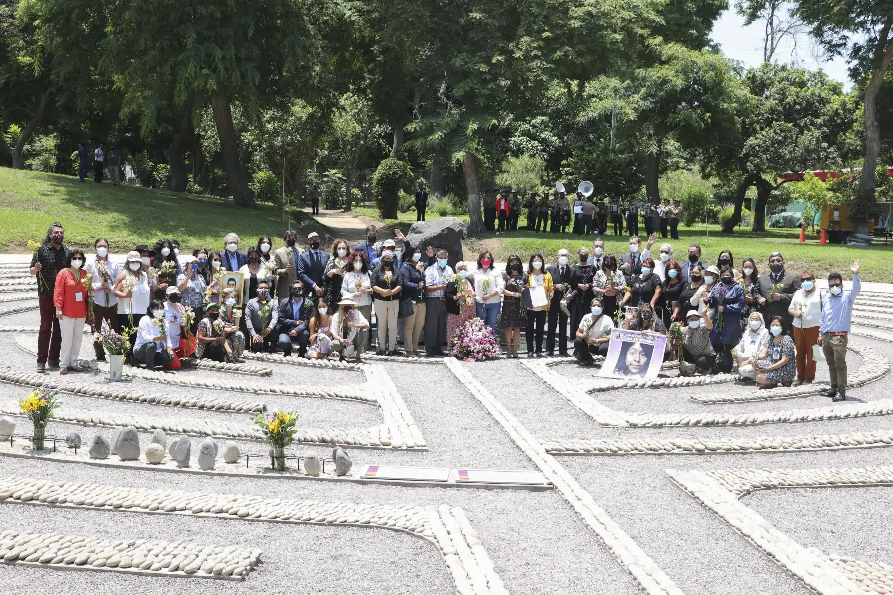La presidenta del Consejo de Ministros, Mirtha Vásquez, acompañada de la ministra de Cultura, Gisela Ortiz y la ministra de Inclusión Social Dina Boluarte participaron de la ceremonia de declaración como Patrimonio Cultural de la Nación al Memorial “El Ojo que Llora”. Foto: ANDINA/Vidal Tarqui