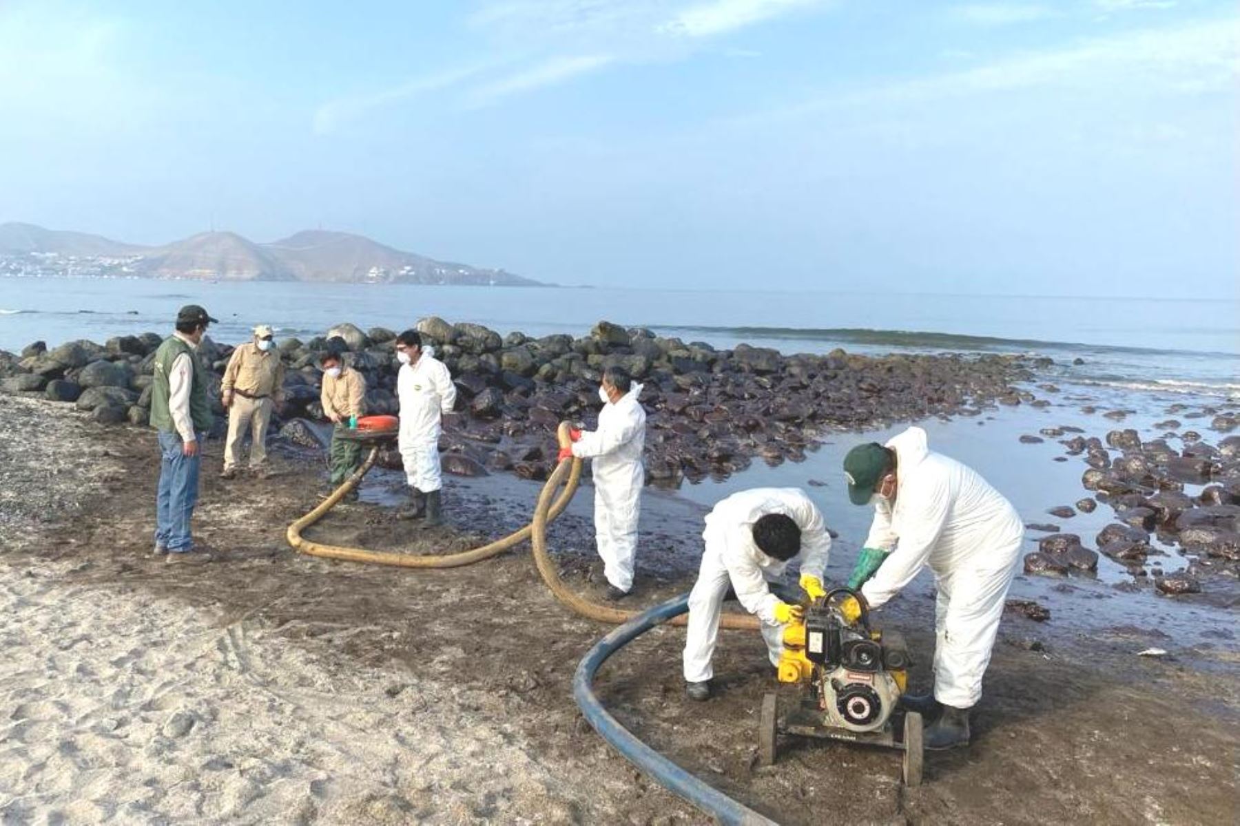 Sernanp: extraen más de 4,000 galones de petróleo de zonas afectadas en bahía de Ancón. Foto: ANDINA/Difusión.