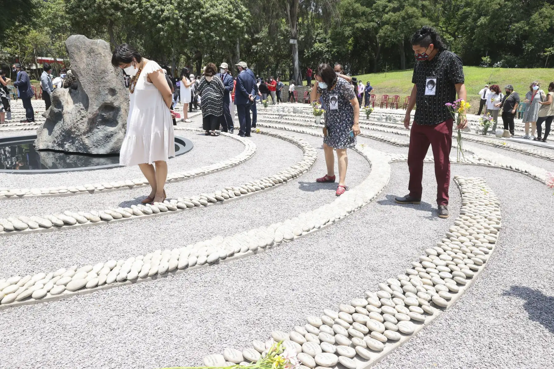 Familiares de víctimas de la violencia política recorren el Memorial "el Ojo que Llora", declarado Patrimonio Cultural de la Nación. Así buscan encontrar, en los cantos rodados, el nombre de su padre, madre, hermanos o hijos que fallecieron o desaparecieron durante "esa parte de nuestra historia muchas veces silenciada" Foto: ANDINA/Vidal Tarqui