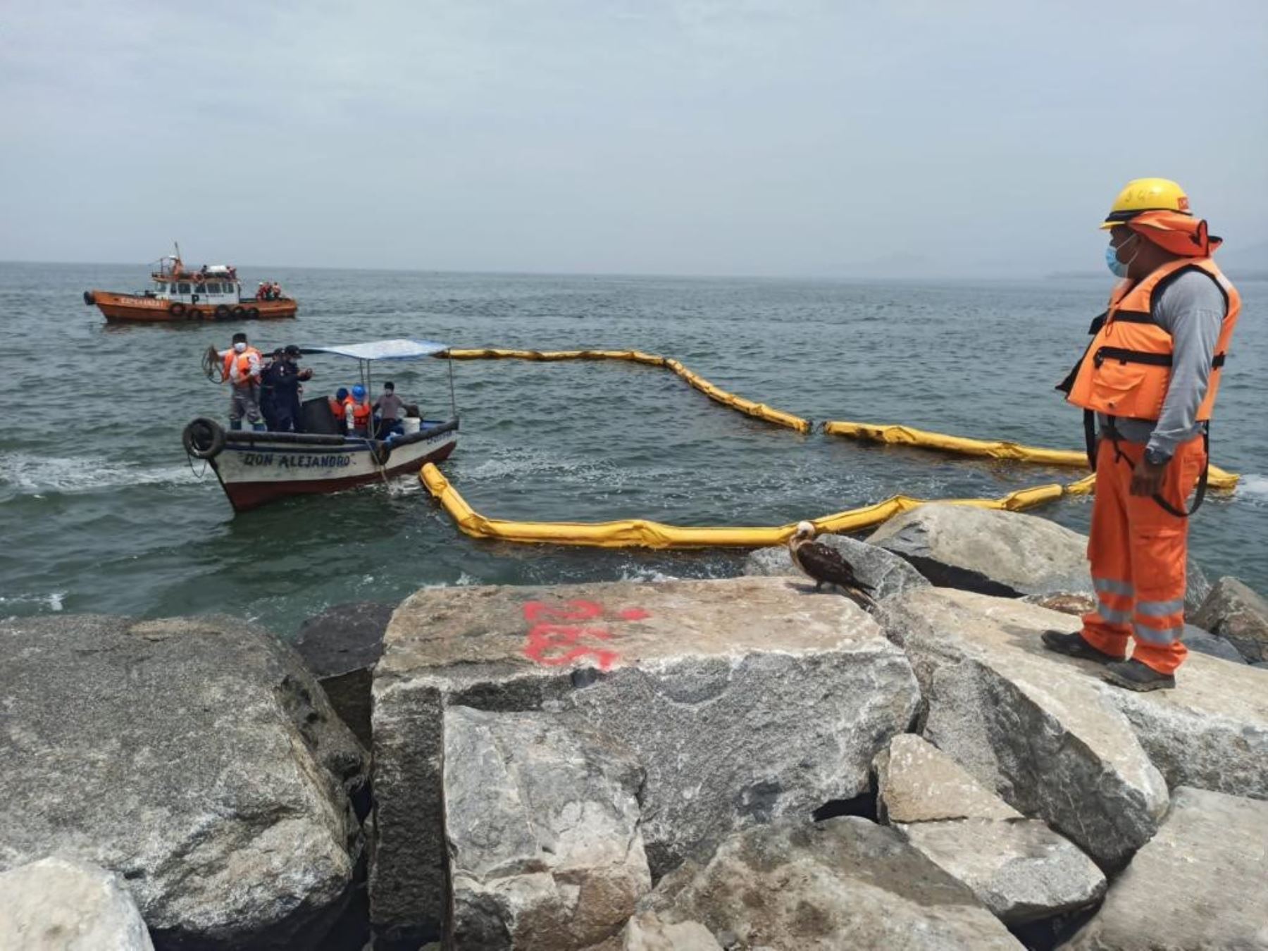Colocan barreras para evitar que el derrame de petróleo afecte las obras en el terminal portuario de Chancay. El MTC confirmó que marea de crudo llegó al litoral de provincia de Huaral. ANDINA/Difusión