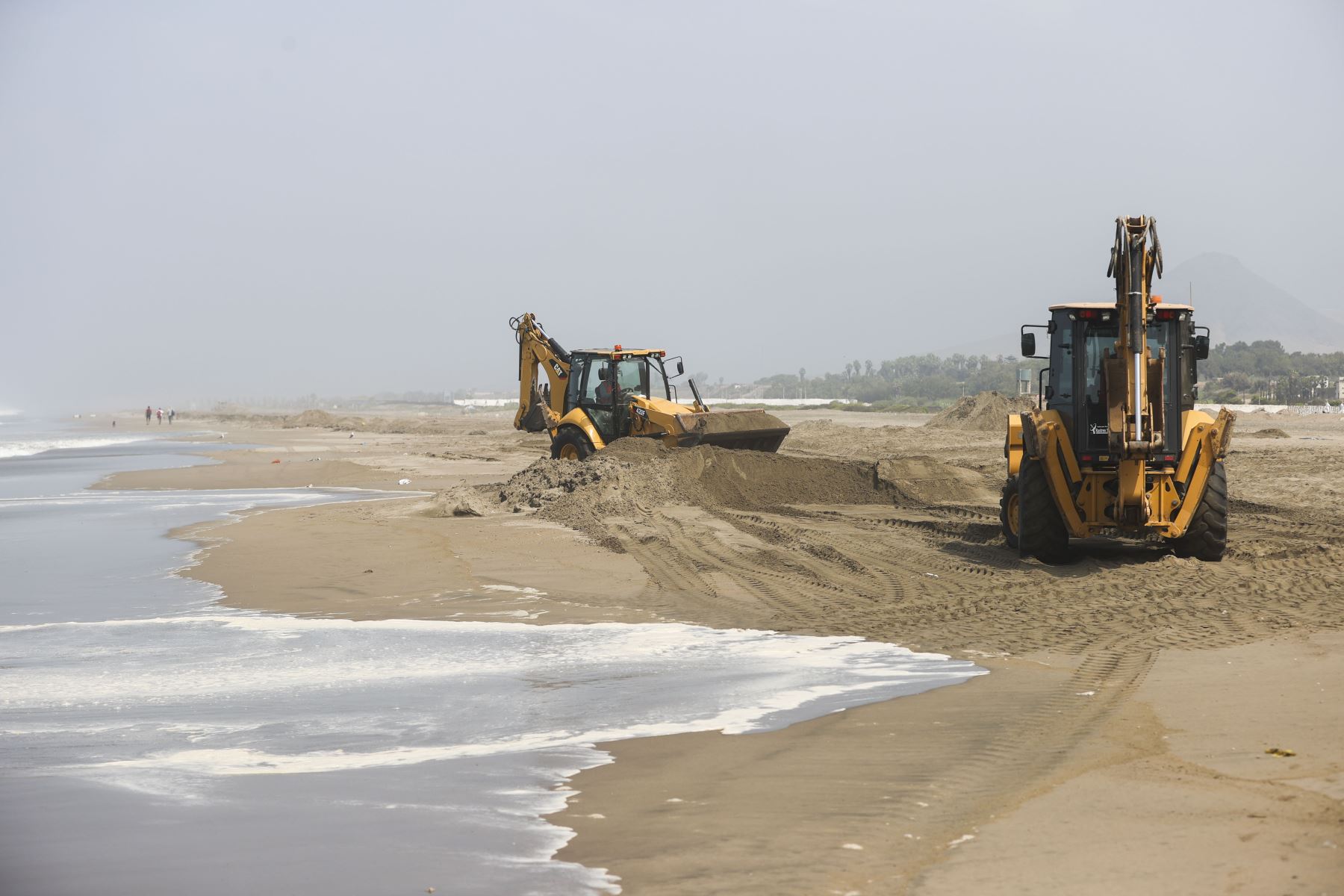 Continúan con las labores de limpieza con maquinaria para remover los restos de petróleo en la arena y la espuma que el mar viene arrojando a la orilla. Foto: ANDINA/Jhonel Rodríguez