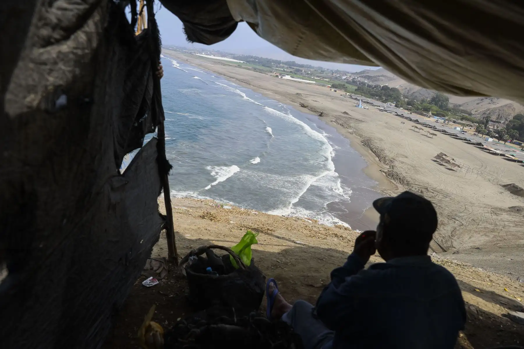 Jesús Fernández y es pescador hace 30 años en el mar de Chancay y se ha visto perjudicado por el desastre ecológico ocurrido en el mar de Ventanilla. Menciona que las especies que el recolecta como cangrejos, muy muy, chita o lorna están muy cerca a la orilla donde se encuentra la espuma y el petróleo, eso ha generado desconfianza en la gente que prefieren ya no comprar esas especies por miedo a intoxicarse. Foto: ANDINA/Jhonel Rodríguez