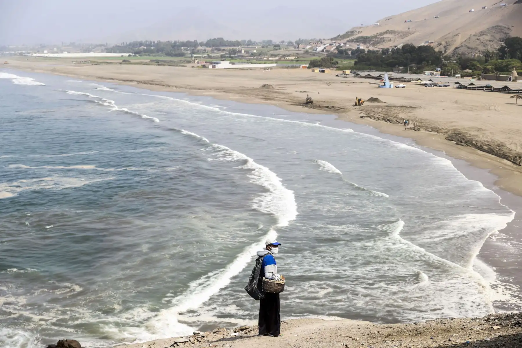 Jesús Fernández y es pescador hace 30 años en el mar de Chancay y se ha visto perjudicado por el desastre ecológico ocurrido en el mar de Ventanilla. Menciona que las especies que el recolecta como cangrejos, muy muy, chita o lorna están muy cerca a la orilla donde se encuentra la espuma y el petróleo, eso ha generado desconfianza en la gente que prefieren ya no comprar esas especies por miedo a intoxicarse. Foto: ANDINA/Jhonel Rodríguez