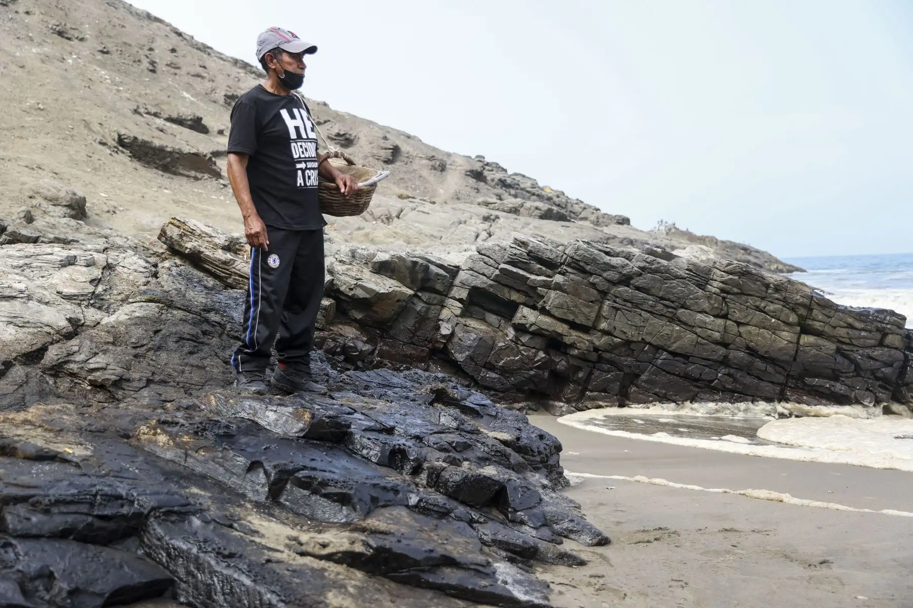 Pescadores artesanales de la playa Chacra y Mar en Chancay han sido perjudicados por el derrame de petróleo ocurrido el 15 de enero en Ventanilla. Ellos se dedicaban a la pesca y recolección de especies como Chita, lorna, cangrejos y muy muy. Se conoce que más de 1,500 pescadores artesanales y sus familias serían los primeros afectados directamente por el desastre ecológico ocurrido en el mar de Ventanilla. Foto: ANDINA/Jhonel Rodríguez