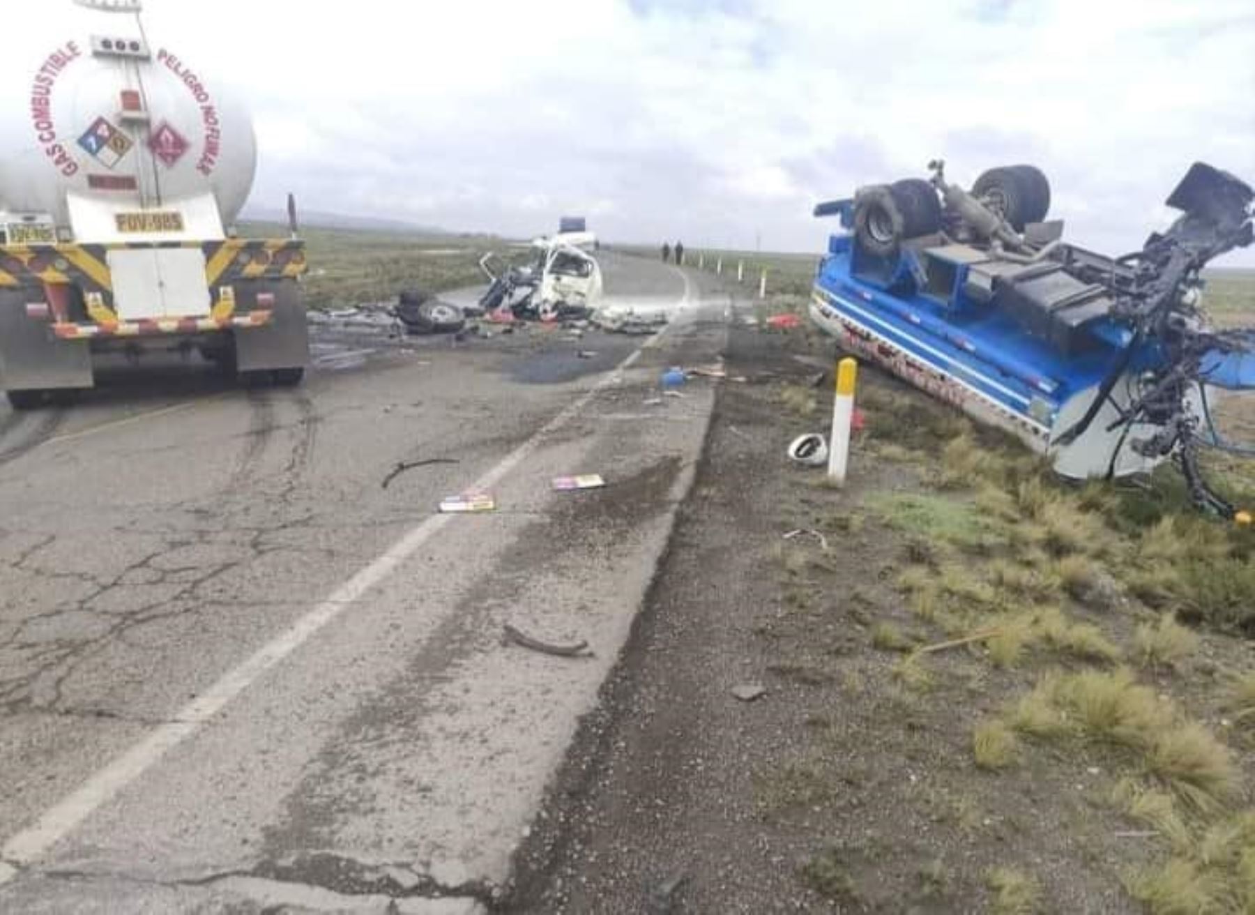 Dos personas murieron hoy tras el choque frontal de camiones en la carretera Arequipa-Puno.Foto: Reynaldo