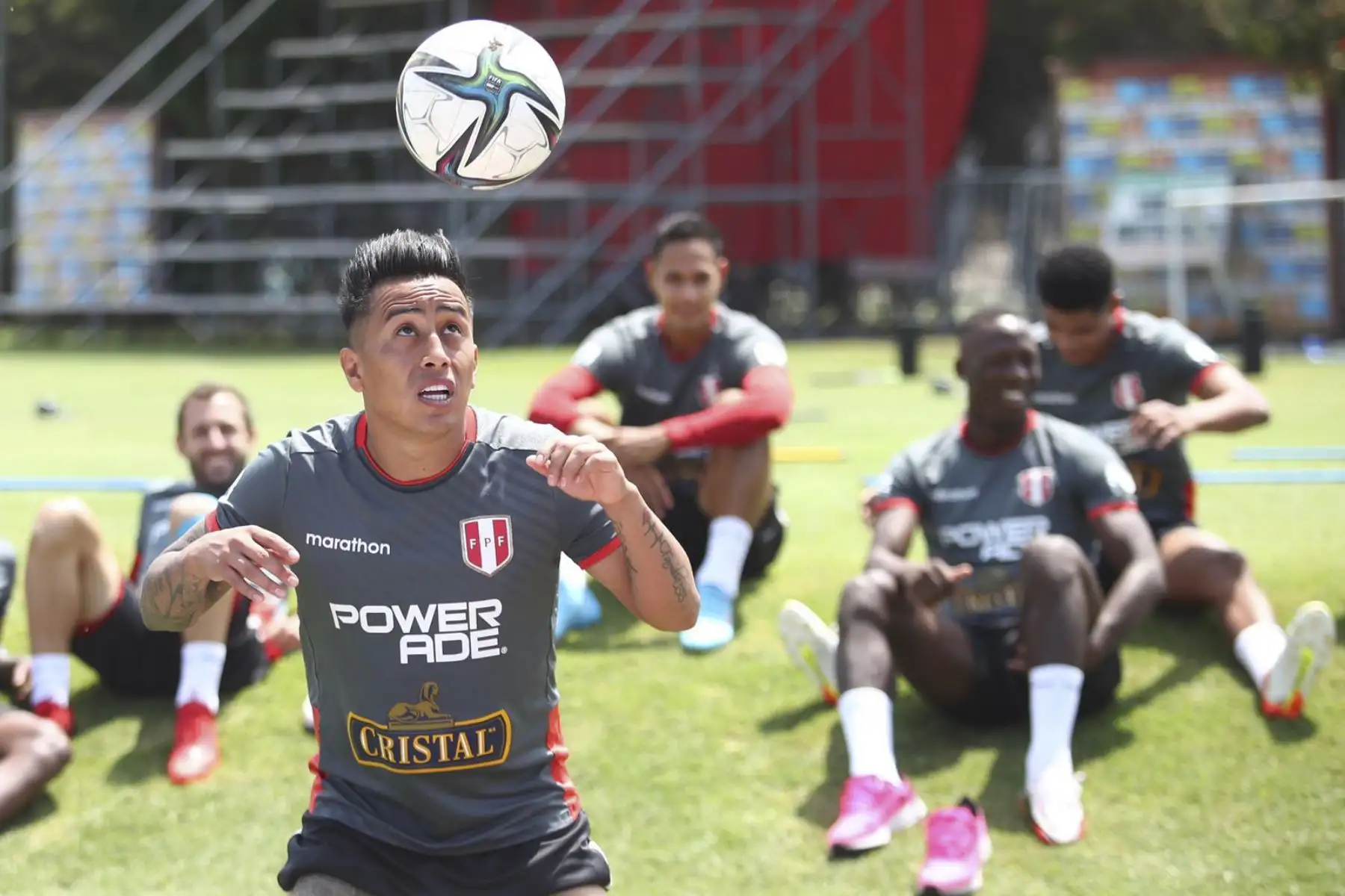 Esta mañana, los seleccionados iniciaron los entrenamientos con trabajos físicos y luego realizaron una práctica de fútbol bajo las órdenes del profesor Ricardo Gareca.
Foto: ANDINA/FPF