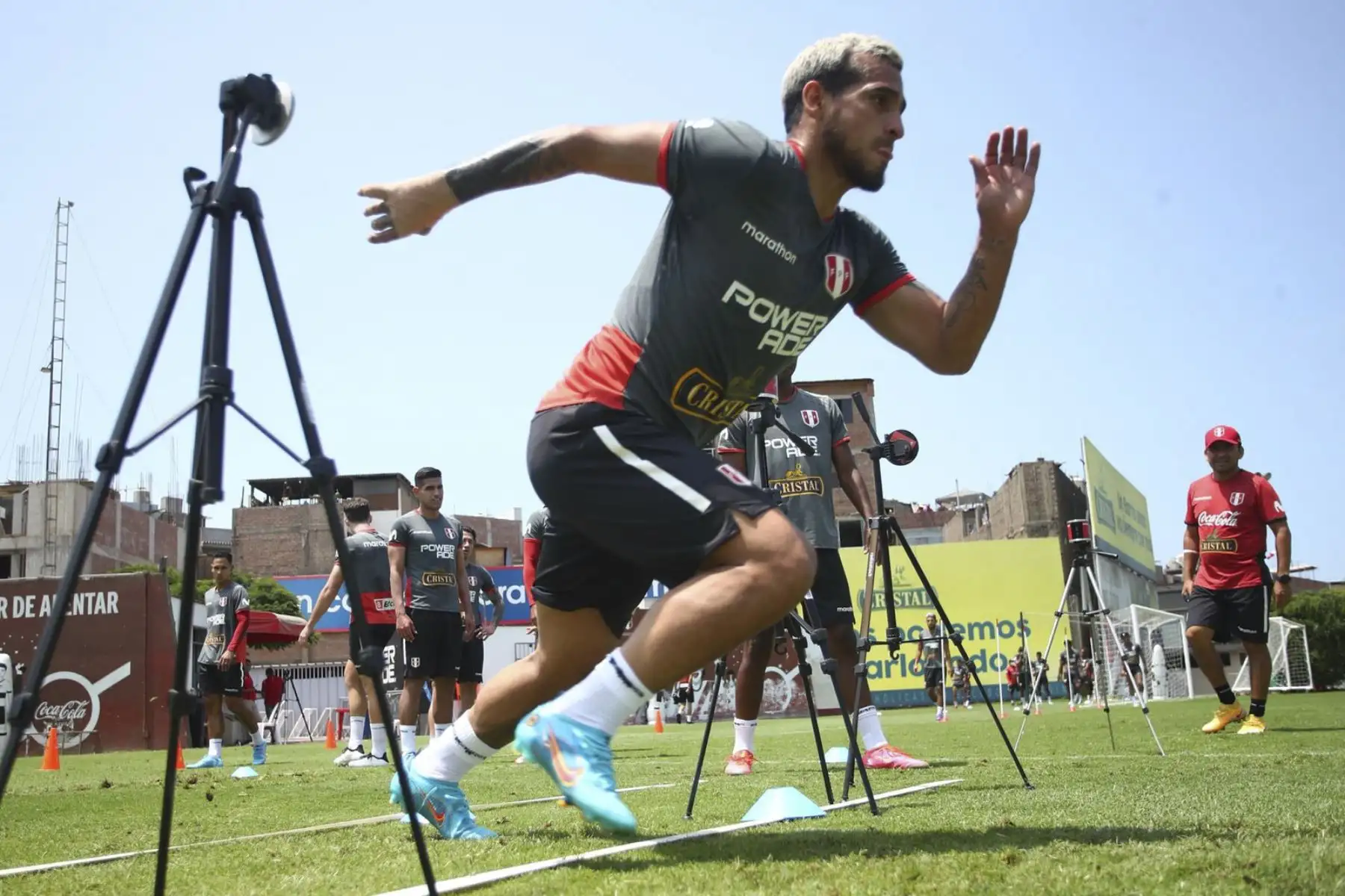 Esta mañana, los seleccionados iniciaron los entrenamientos con trabajos físicos y luego realizaron una práctica de fútbol bajo las órdenes del profesor Ricardo Gareca.
Foto: ANDINA/FPF