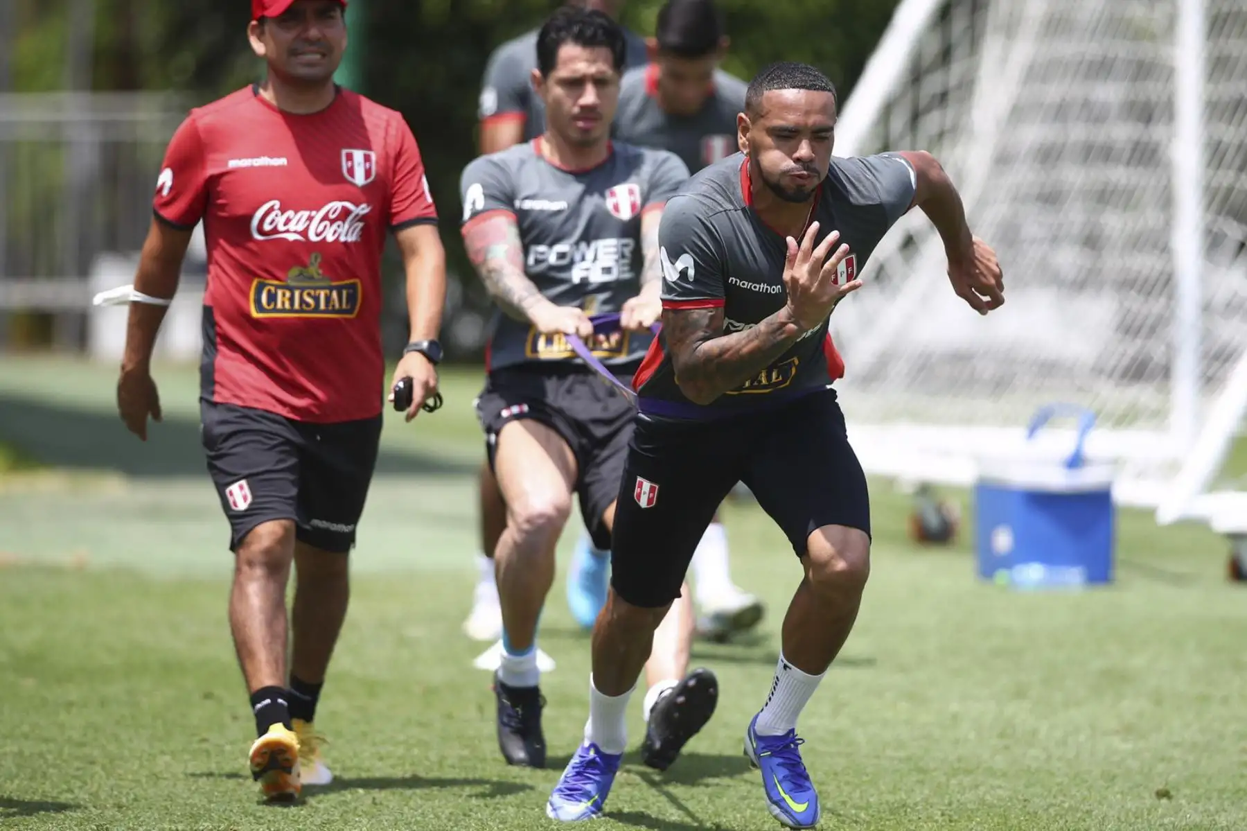 Perú volverá a los trabajos este miércoles por la mañana, y por la tarde la delegación nacional viajará a Barranquilla con miras al encuentro de las Clasificatorias Sudamericanas al Mundial de Qatar 2022.
Foto: ANDINA/FPF