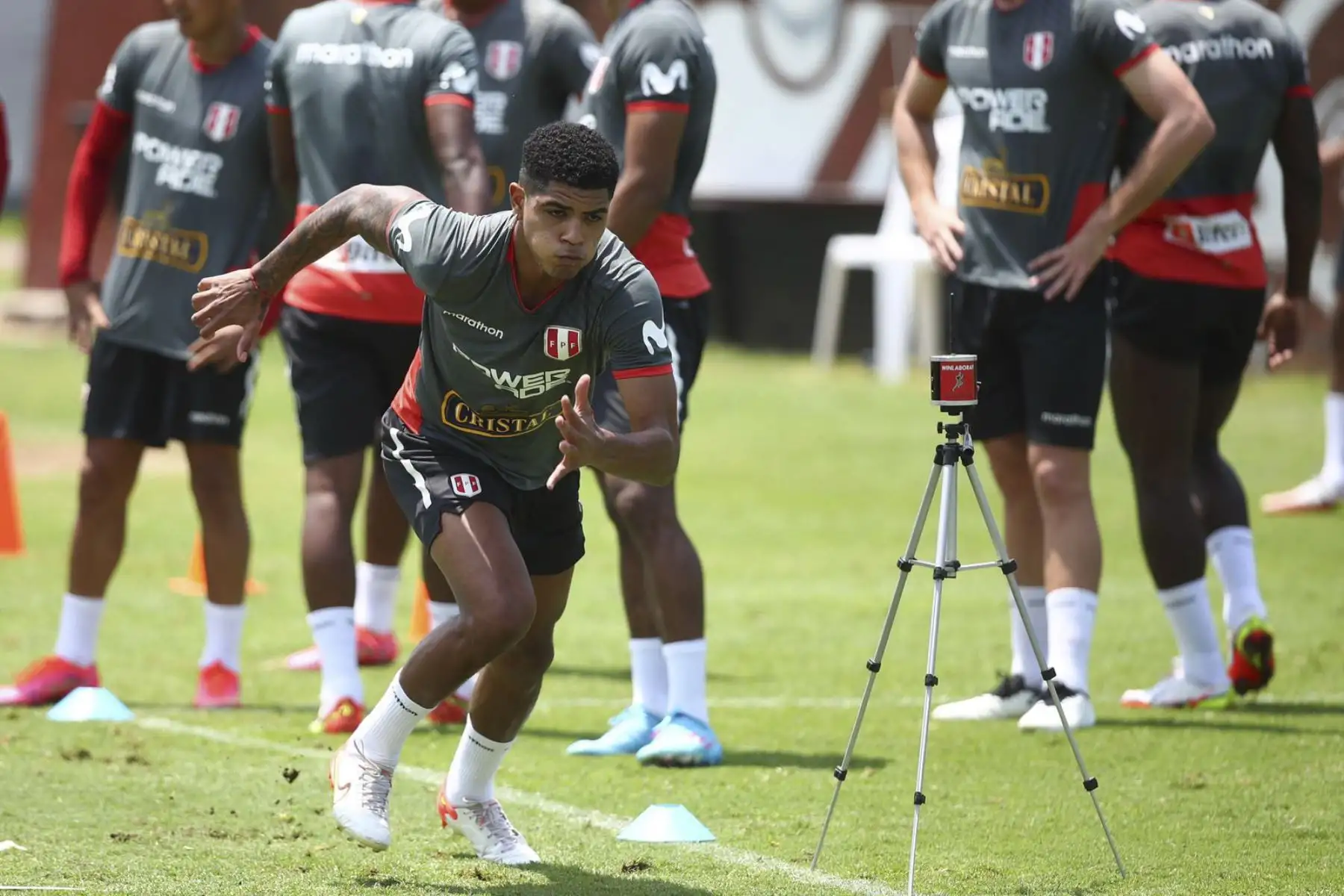 Perú volverá a los trabajos este miércoles por la mañana, y por la tarde la delegación nacional viajará a Barranquilla con miras al encuentro de las Clasificatorias Sudamericanas al Mundial de Qatar 2022.
Foto: ANDINA/FPF
