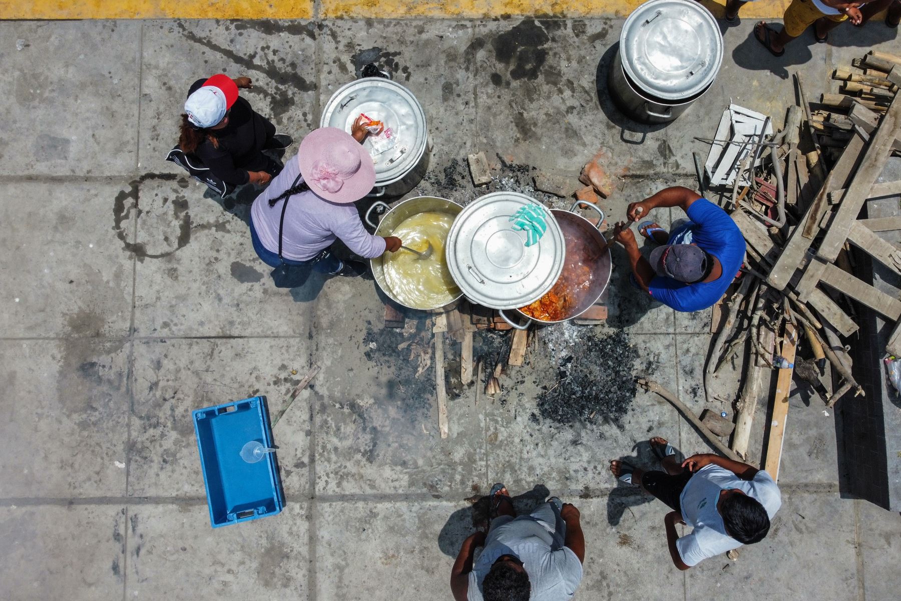 Se han formado alrededor de 9 ollas comunes de diferentes asociaciones de trabajadores del puerto de Chancay, que llevan más de una semana sin poder trabajar. 
Foto: ANDINA/Jhonel Rodríguez