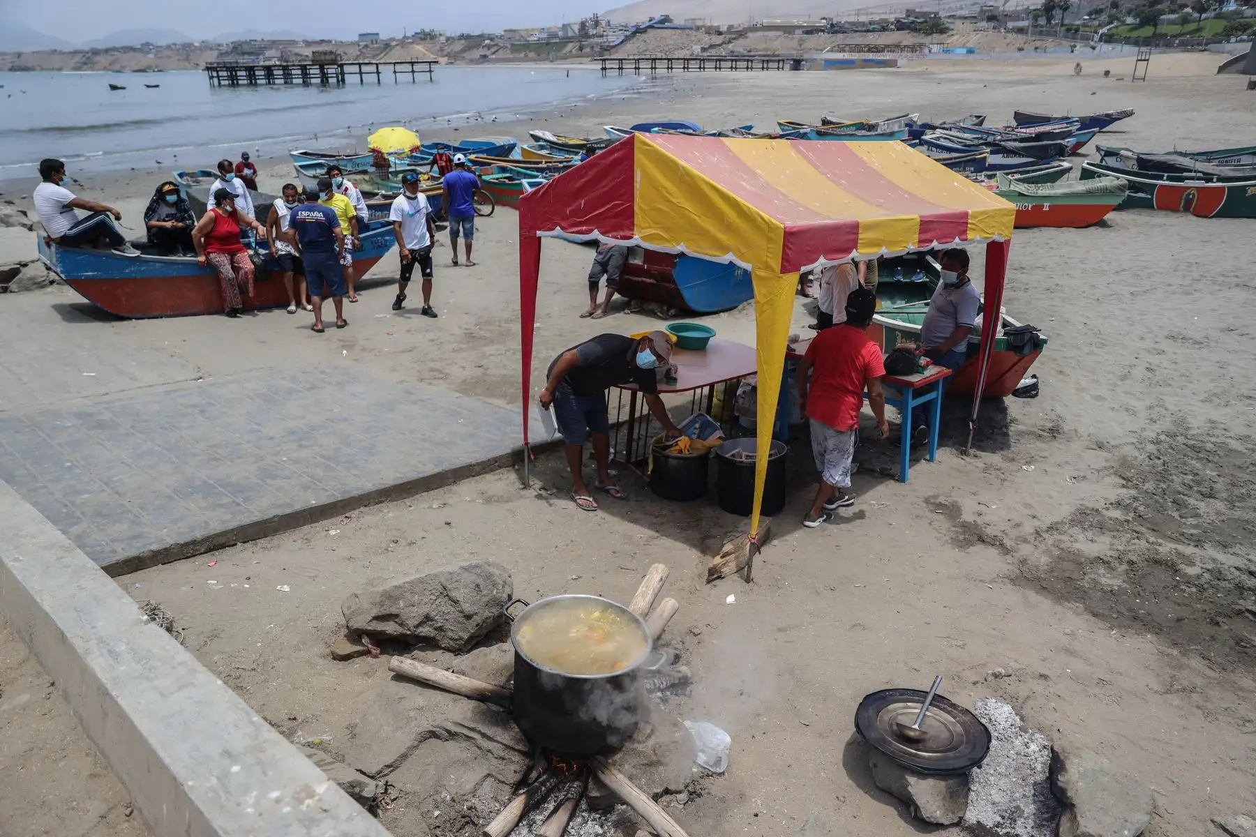Pescadores del puerto de Chancay no pueden salir a pescar por la contaminación en el mar que dejó el derrame de petróleo. Ellos realizan ollas comunes para alimentarse hasta que puedan retomar sus actividades pesqueras.
Foto: ANDINA/Jhonel Rodríguez