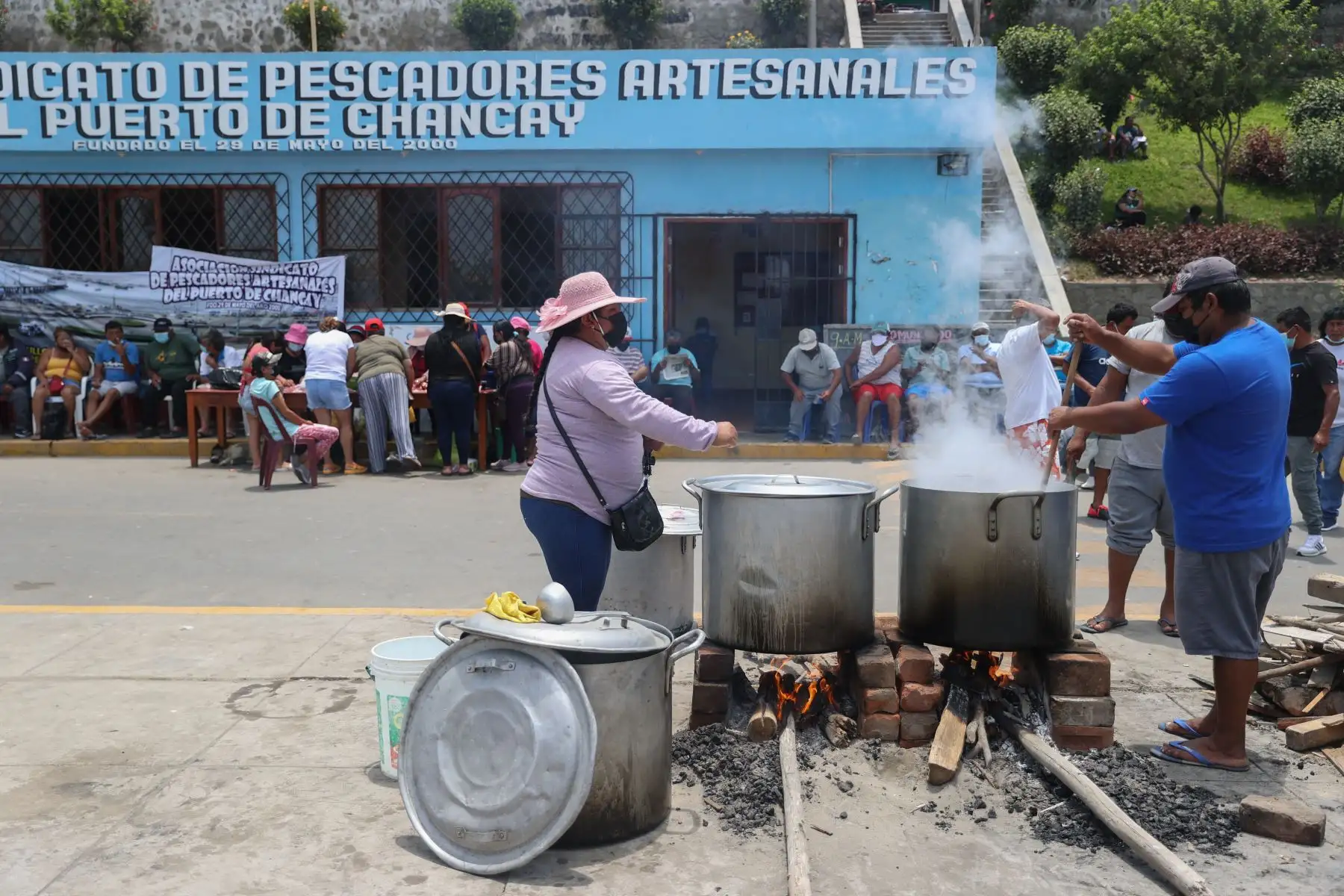 Pescadores y sus familias realizan olla común para paliar el impacto del derrame de petróleo y la grave afectación de sus economía. ANDINA/Jhonel Rodríguez Robles