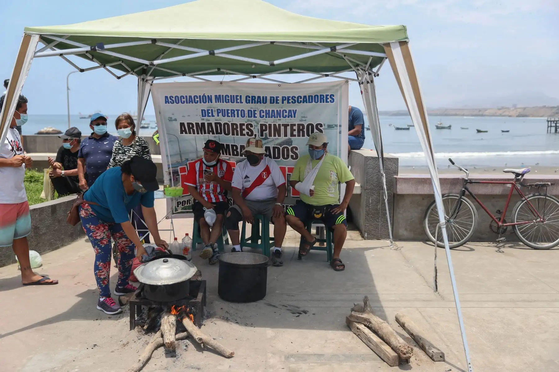 La tragedia ocurrida hace más de una semana ha dejado sin poder trabajar no solo a pescadores sino a muchos comerciantes, vendedores de golosinas, heladeros, fileteros, emolienteros etc. que se han visto afectados con este derrame de petróleo. 
Foto: ANDINA/Jhonel Rodríguez