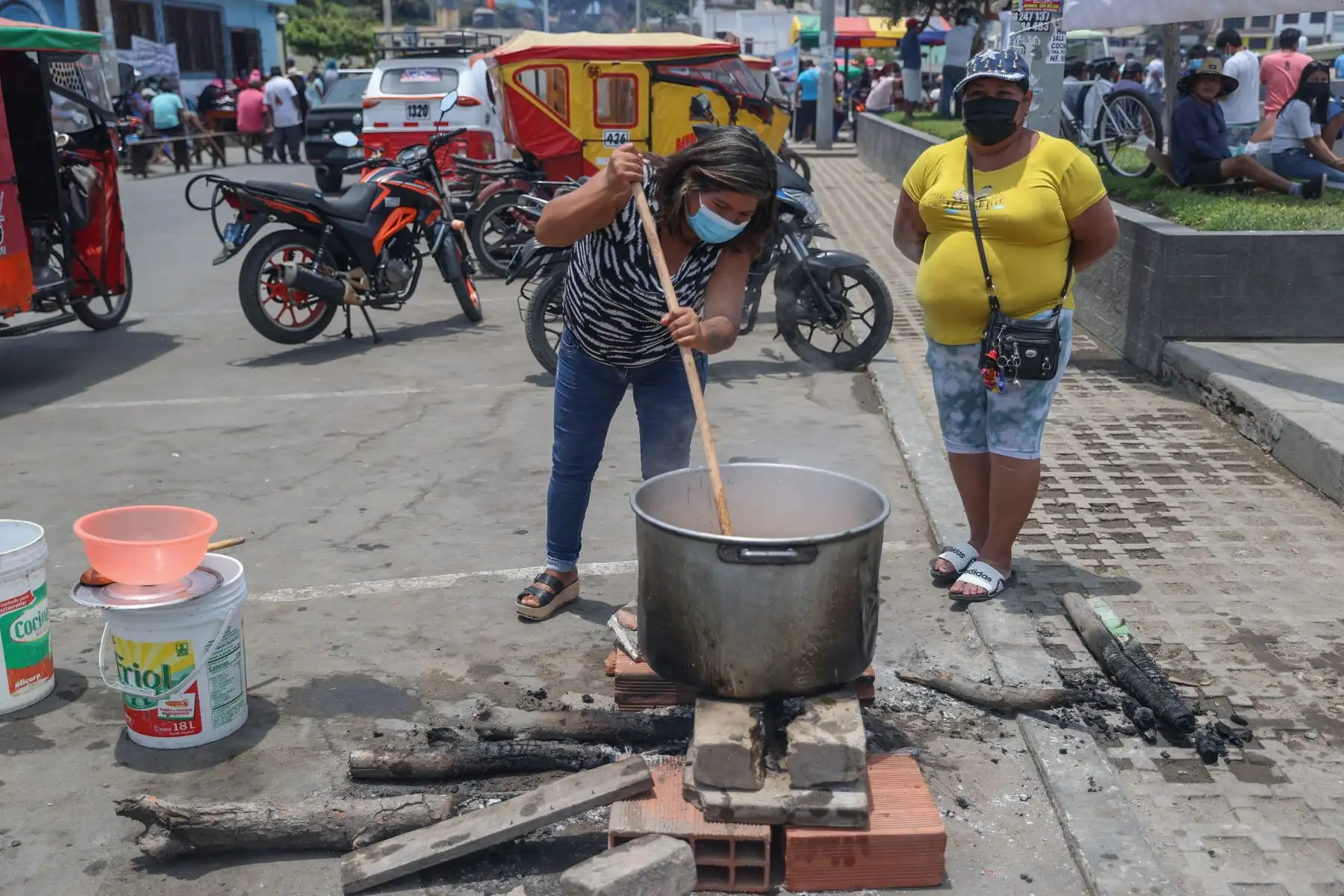 A la fecha, el registro Mankachay Perú alberga más de 3,500 ollas comunes, que benefician a 254,506  usuarios y usuarias en todo el país.ANDINA/Jhonel Rodríguez Robles