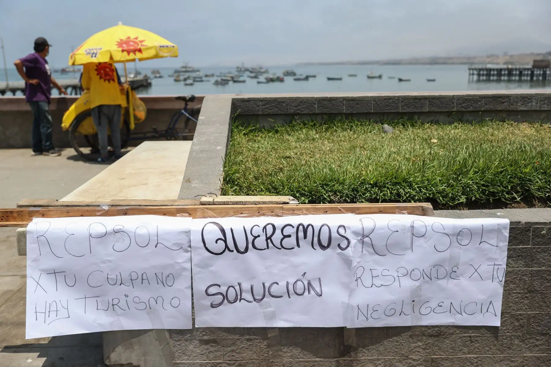La tragedia ocurrida hace más de una semana ha dejado sin poder trabajar no solo a pescadores sino a muchos comerciantes, vendedores de golosinas, heladeros, fileteros, emolienteros etc. que se han visto afectados con este derrame de petróleo. 
Foto: ANDINA/Jhonel Rodríguez