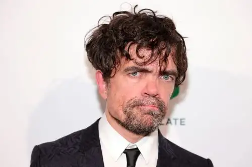 Peter Dinklage posa entre bastidores durante los Premios Gotham 2021 presentados por el Instituto de Cine y Medios de Gotham el 29 de noviembre del 2021 en la ciudad de Nueva York. Foto: AFP