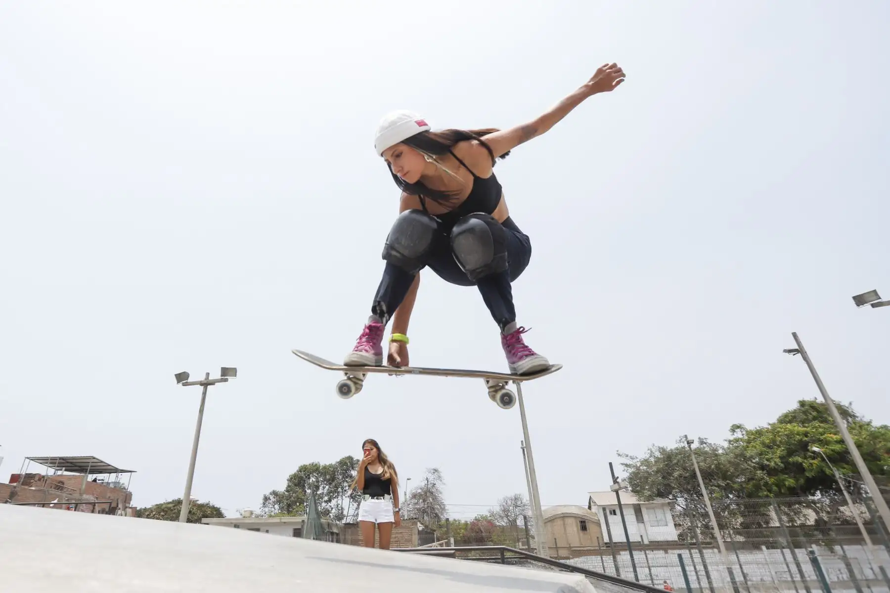 Un grupo de jóvenes rompe prejuicios y toma las patinetas como una forma de libertad en tiempos de pandemia. Una comunidad que se hace llamar “Chicas en Llamas” se empodera a través del skateboarding. Aquí Susana Cueto muestra su destreza en las rampas de La Molina. Foto: ANDINA/Renato Pajuelo