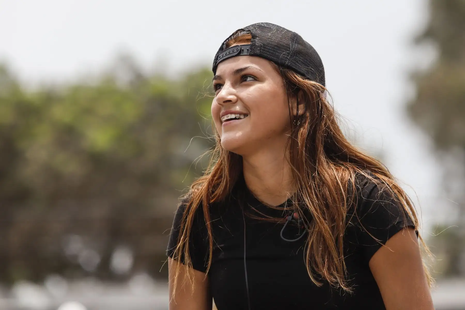 Jessica Cordova de la comunidad "Chicas en Llamas" muestra su emoción luego que su compañera ejecute un truco en el skatepark de La Molina. Foto: ANDINA/Renato Pajuelo