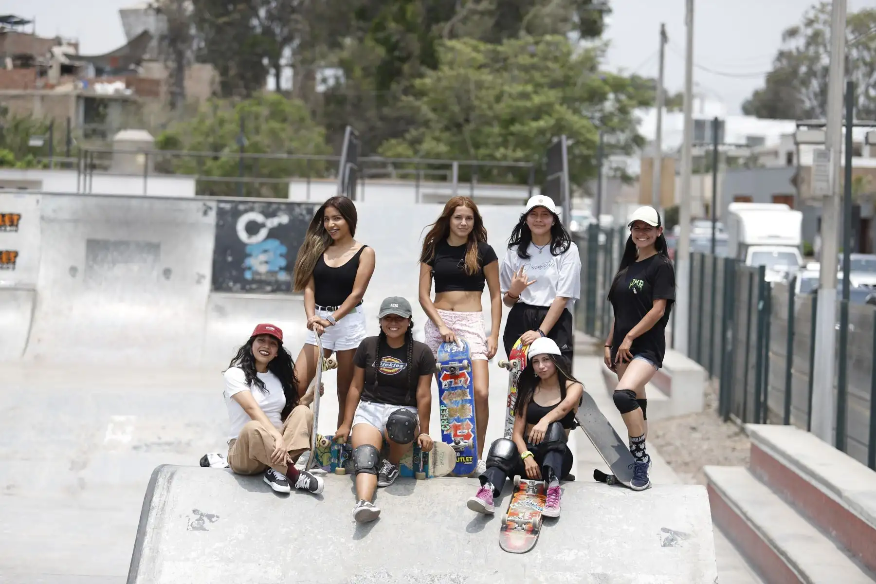 Un grupo de jóvenes rompe prejuicios y toma las patinetas como una forma de libertad en tiempos de pandemia. Una comunidad que se hace llamar “Chicas en Llamas” se empodera a través del skateboarding. Foto: ANDINA/Renato Pajuelo