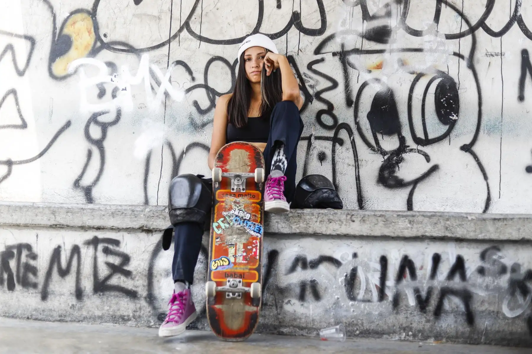 Susana Cueto posa junto a su tabla en el skatepark de La Molina. Lleva varios años practicando este deporte. Foto: ANDINA/Renato Pajuelo