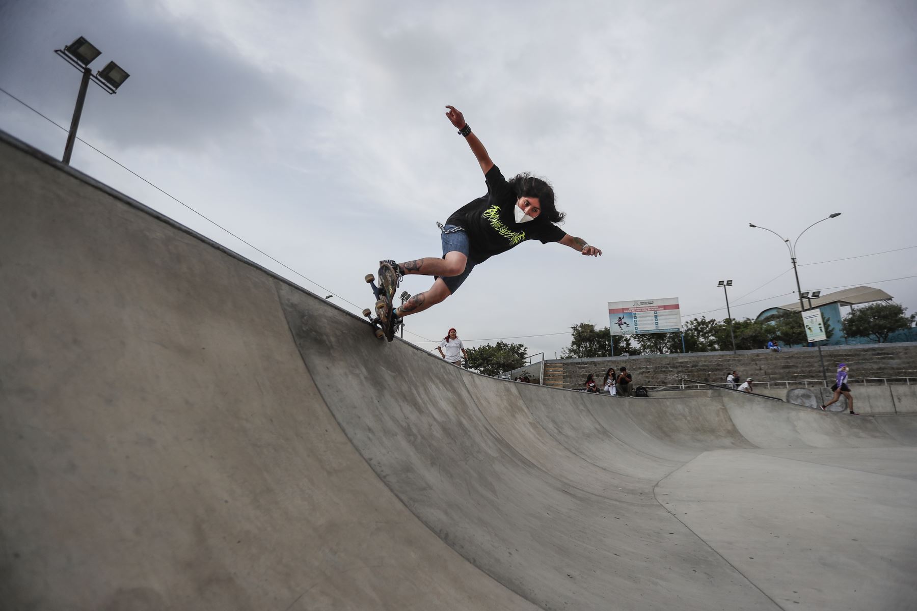 Arianne Gozzing, quien tiene mucha habilidad, ensaya algunos trucos en el skatepark de Manchay. Foto: ANDINA/Renato Pajuelo