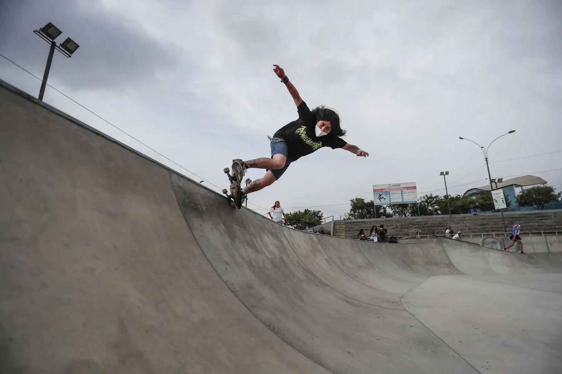 Arianne Gozzing, quien tiene mucha habilidad, ensaya algunos trucos en el skatepark de Manchay. Foto: ANDINA/Renato Pajuelo