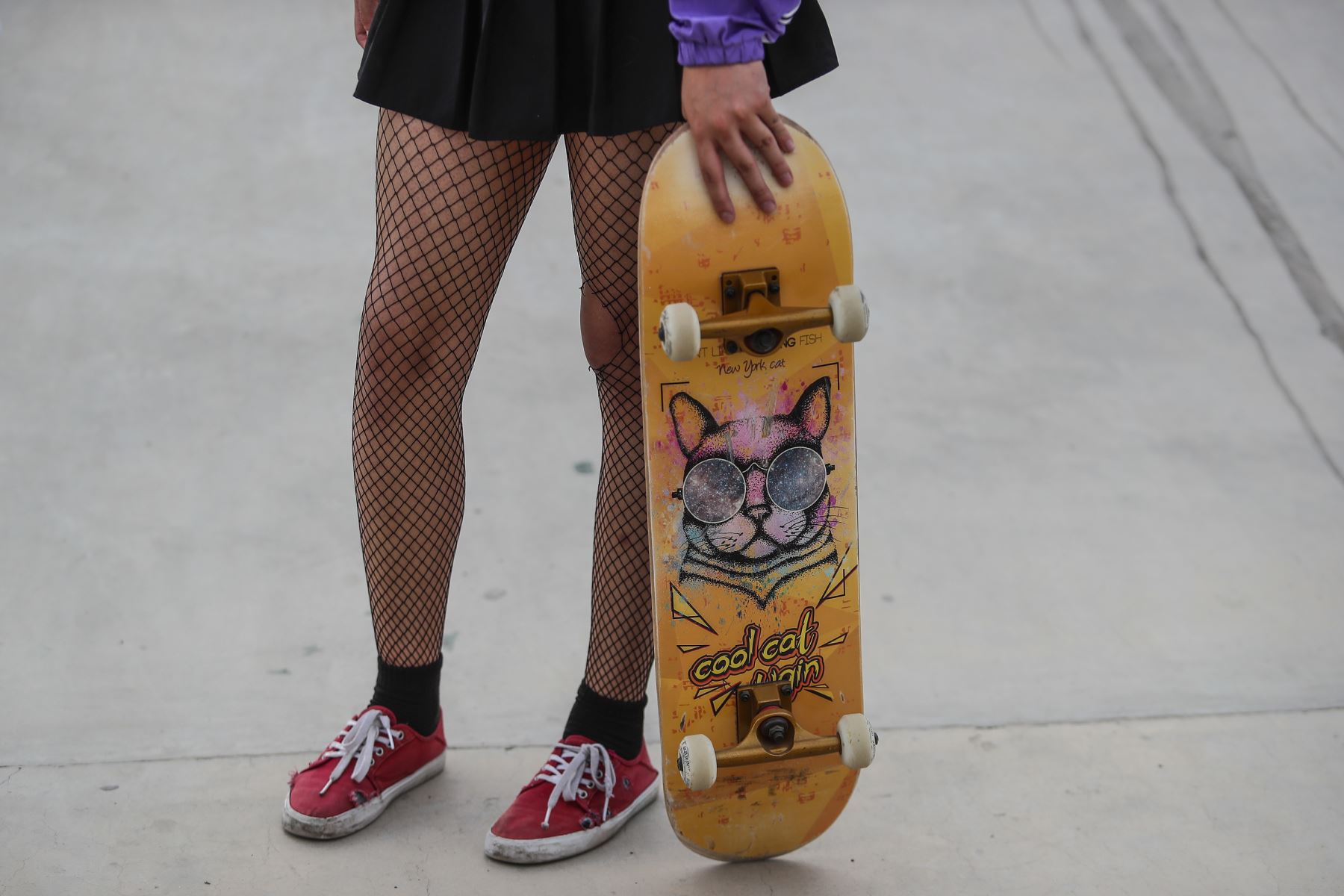 Una integrante del colectivo se alista para iniciar sus prácticas de skateboarding. Foto: ANDINA/Renato Pajuelo