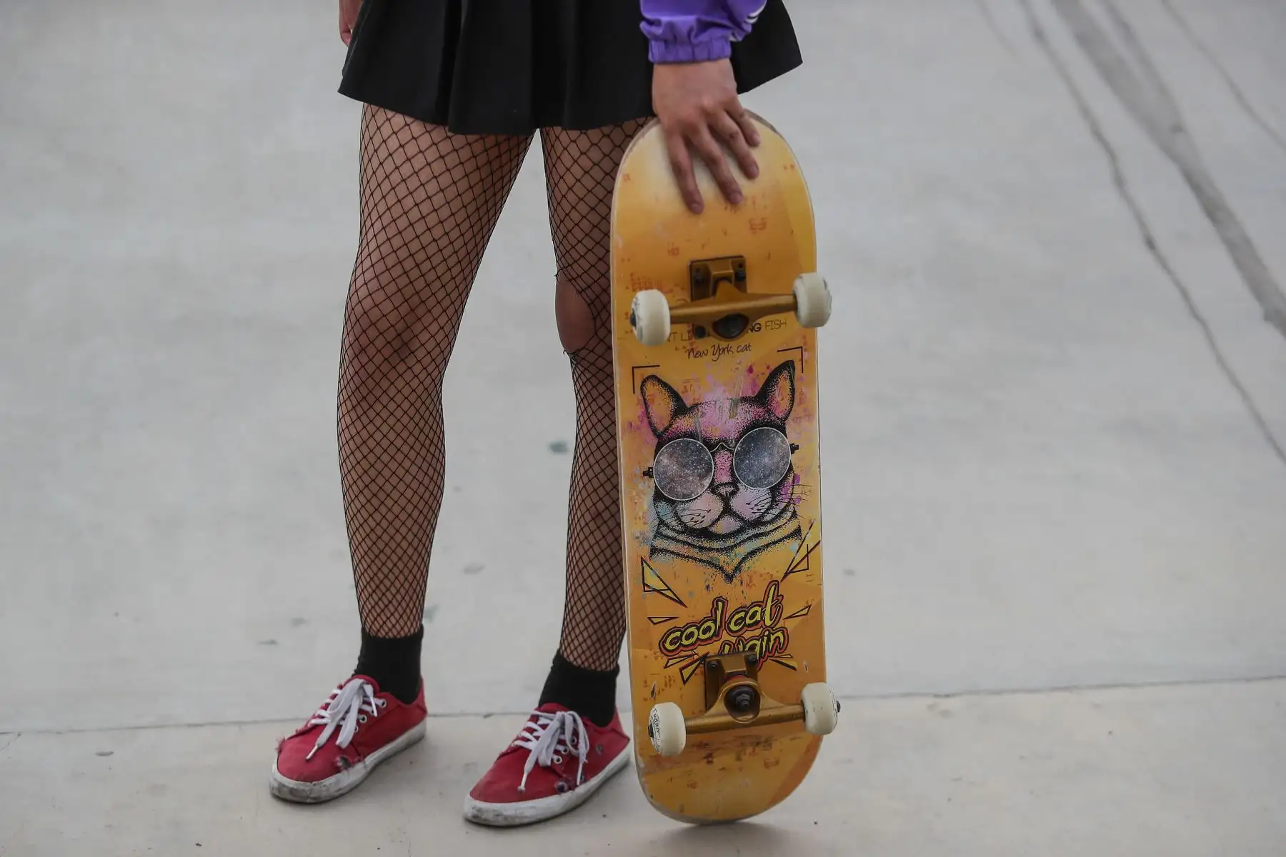 Una integrante del colectivo se alista para iniciar sus prácticas de skateboarding. Foto: ANDINA/Renato Pajuelo