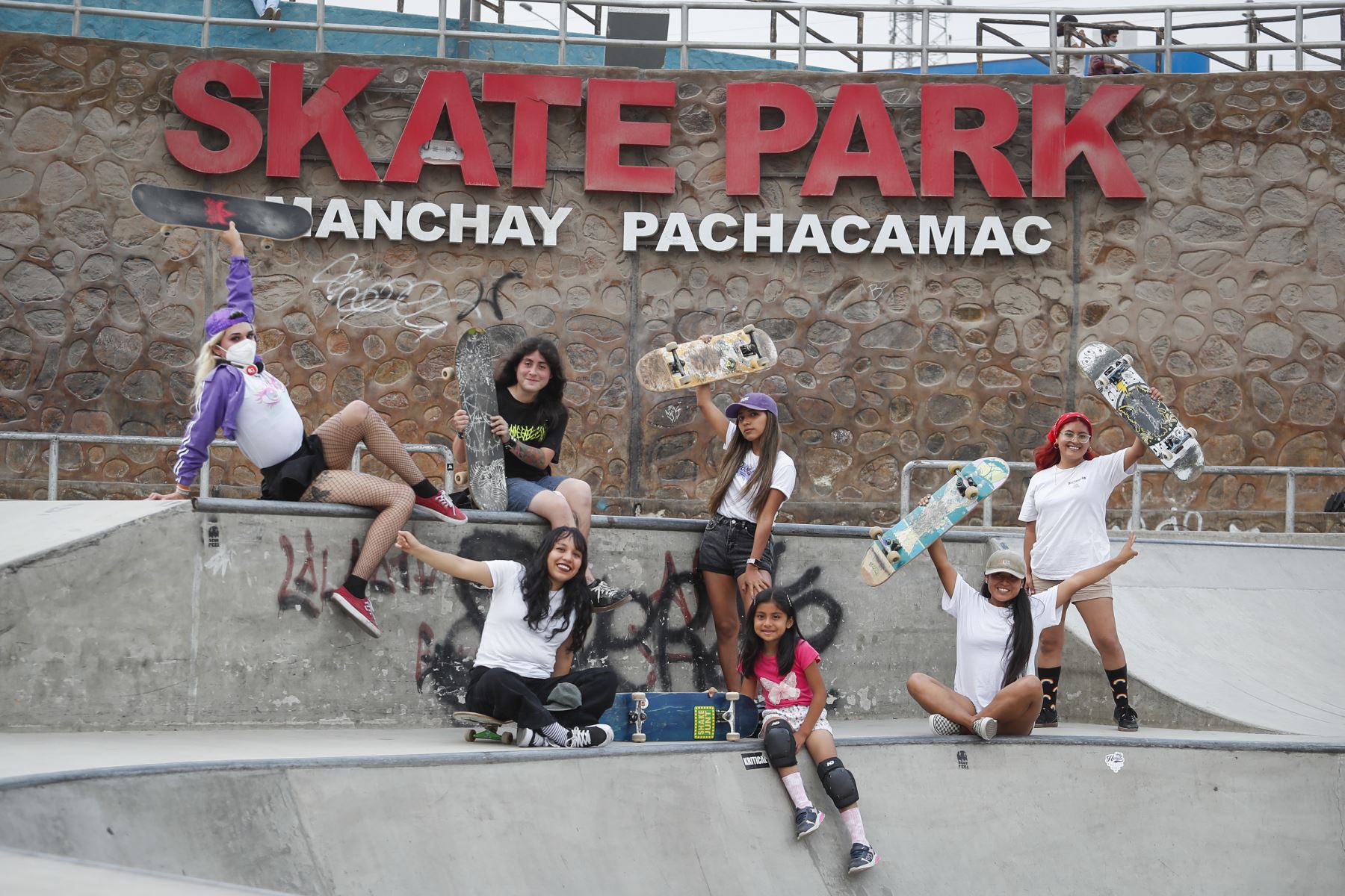 Un grupo de jóvenes rompe prejuicios y toma las patinetas como una forma de libertad en tiempos de pandemia. Una comunidad que se hace llamar “Chicas en Llamas” se empodera a través del skateboarding. Foto: ANDINA/Renato Pajuelo