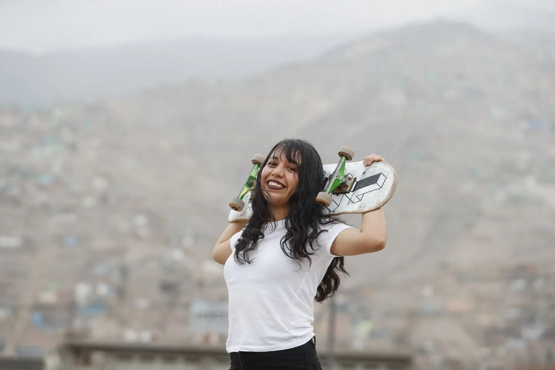 Kathi Miranda posa junto a su tabla en el skatepark de Manchay. Lugar donde constantemente se reúnen y se apoyan entre todas. Foto: ANDINA/Renato Pajuelo