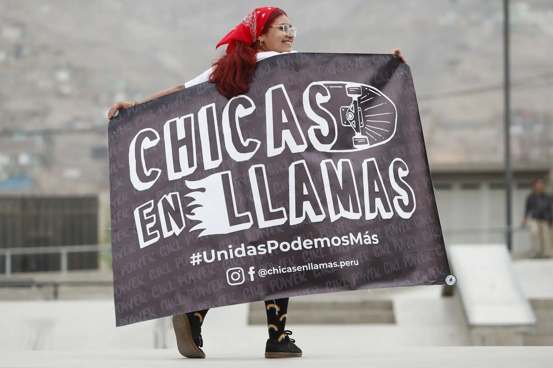 Nicol Cabrejo, fundadora de la comunidad "Chicas en Llamas", muestra orgullosa el nombre de su equipo en el skatepark de Manchay. Foto: ANDINA/Renato Pajuelo