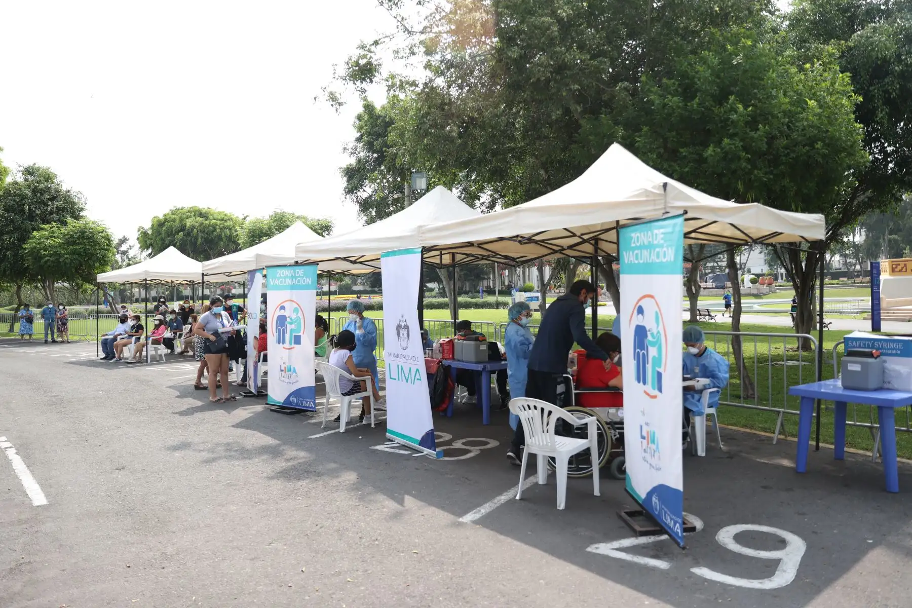 La Municipalidad de Lima, a través de Sisol Salud, realiza pruebas de descarte y vacunación gratuita contra el COVID-19 en el Circuito Mágico del Agua. Foto: ANDINA/ Jhonel Rodríguez