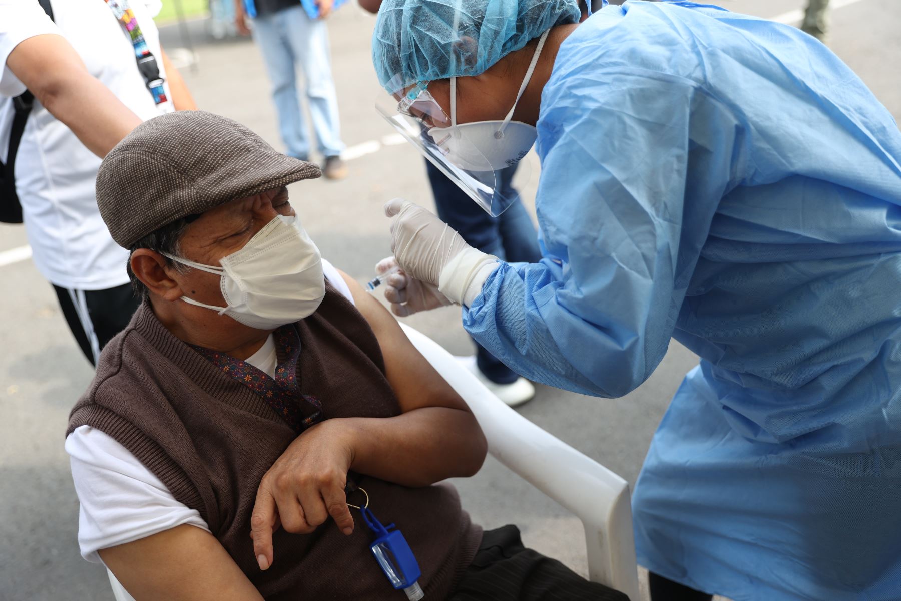 La Municipalidad de Lima, a través de Sisol Salud, realiza pruebas de descarte y vacunación gratuita contra el COVID-19 en el Circuito Mágico del Agua. Foto: ANDINA/ Jhonel Rodríguez