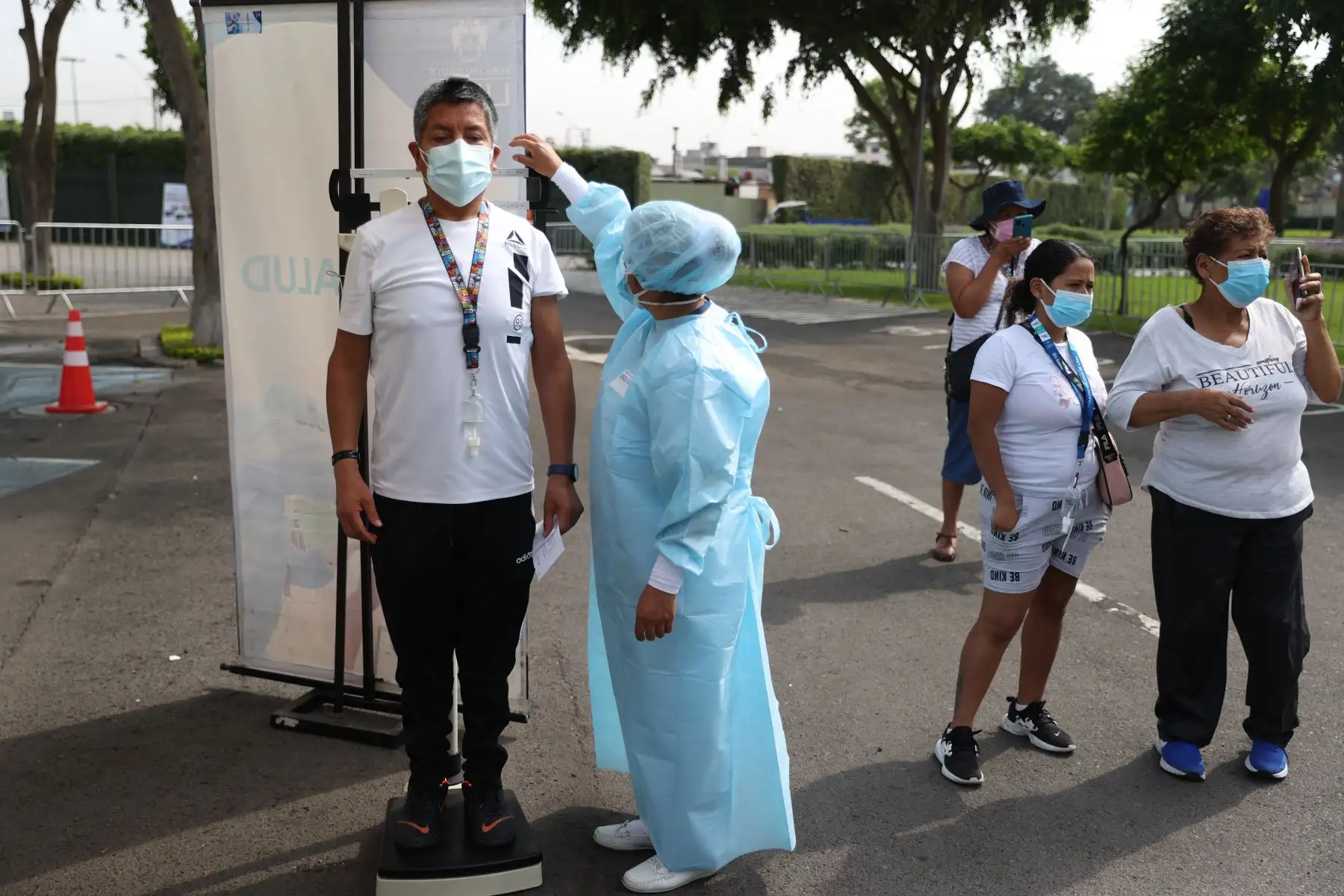Esta campaña beneficia a todas las personas que requieran alguna dosis de la vacuna contra el COVID-19 o deseen realizarse una prueba de descarte. También se vacunan contra la influenza. Foto: ANDINA/ Jhonel Rodríguez