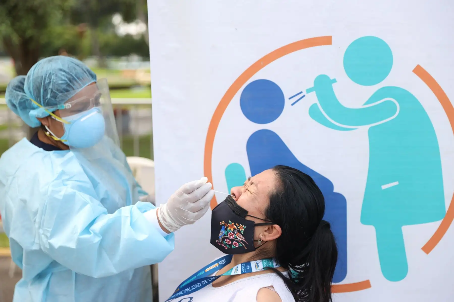 Esta campaña beneficia a todas las personas que requieran alguna dosis de la vacuna contra el COVID-19 o deseen realizarse una prueba de descarte. También se vacunan contra la influenza. Foto: ANDINA/ Jhonel Rodríguez