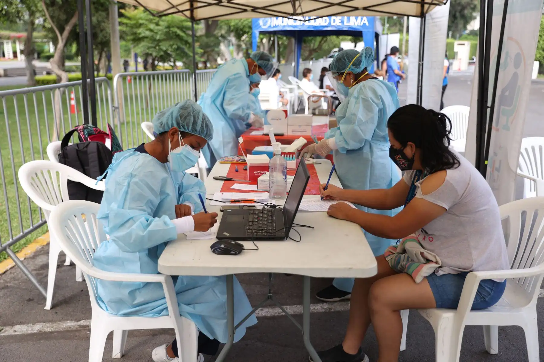 A la fecha se han realizado más de 160 campañas de salud Lima Te Cuida y tomado más de 33,040 pruebas de descarte de COVID-19 a la población más vulnerable de distritos como Villa María del Triunfo, San Juan de Lurigancho, Chosica, San Juan de Miraflores, Chorrillos. Ate, entre otros. Foto: ANDINA/ Jhonel Rodríguez