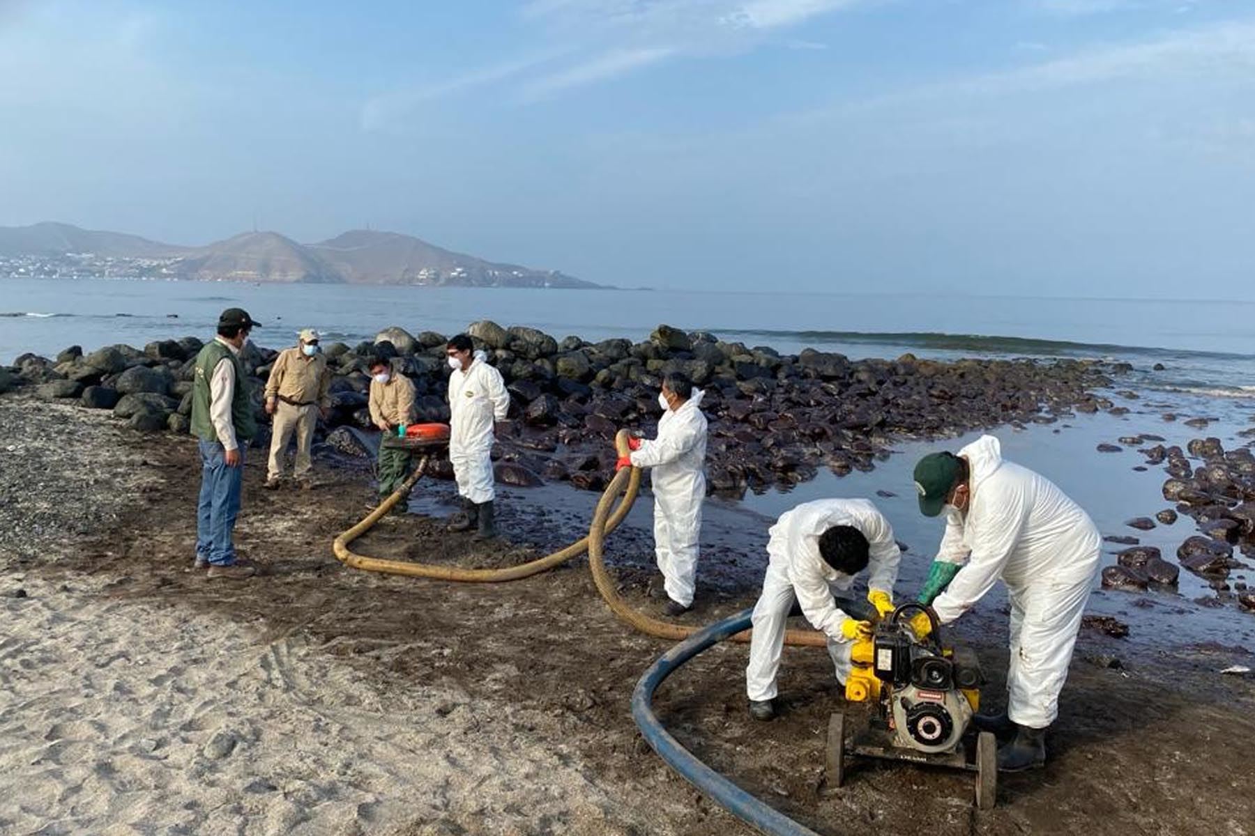 Sernanp continúa con trabajos de limpieza de petróleo del mar con sus 2 equipos tipo skimmers en la Bahía de Ancón, tras el derrame de petróleo ocurrido en la refinería La Pampilla. Foto: Sernanp
