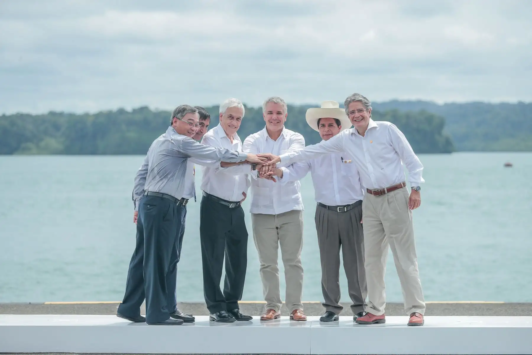 El presidente Pedro Castillo, junto a su homólogo de Colombia, Iván Duque; Chile, Sebastián Piñera, y de Ecuador, Guillermo Lasso, ministro de industria de Singapur Gan Kim Yong y el Secretario de Hacienda de México, Rogelio Ramírez, participan de la fotografía oficial de la XVI Cumbre de la Alianza del Pacífico. Foto: Prensa Presidencia