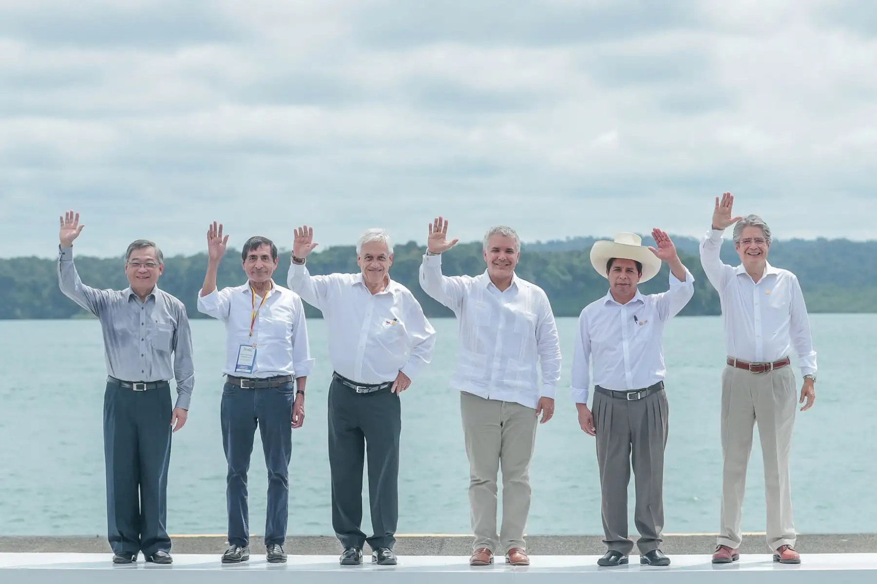 El presidente Pedro Castillo, junto a su homólogo de Colombia, Iván Duque; Chile, Sebastián Piñera, y de Ecuador, Guillermo Lasso, ministro de industria de Singapur Gan Kim Yong y el Secretario de Hacienda de México, Rogelio Ramírez, participan de la fotografía oficial de la XVI Cumbre de la Alianza del Pacífico. Foto: Prensa Presidencia