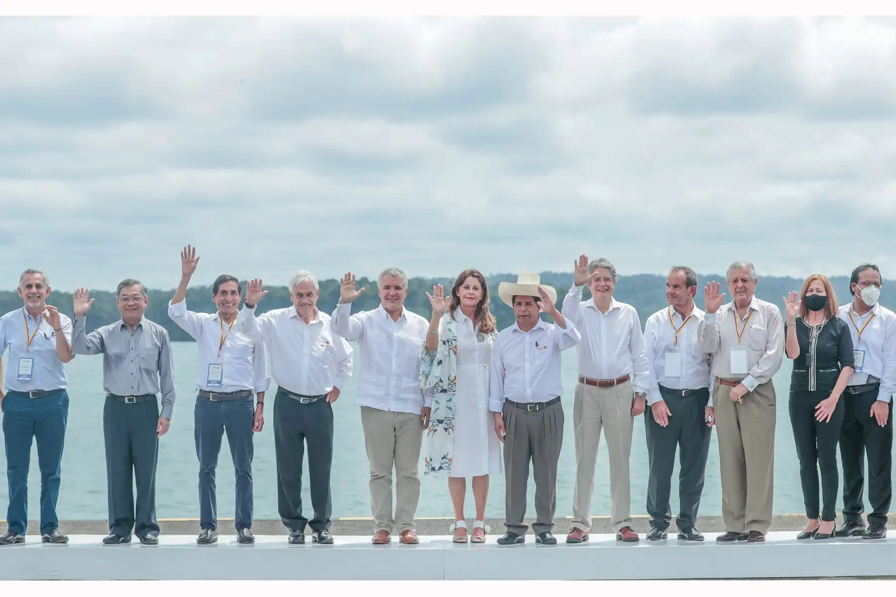 El presidente Pedro Castillo, junto a su homólogo de Colombia, Iván Duque; Chile, Sebastián Piñera, y de Ecuador, Guillermo Lasso, ministro de industria de Singapur Gan Kim Yong y el Secretario de Hacienda de México, Rogelio Ramírez, participan de la fotografía oficial de la XVI Cumbre de la Alianza del Pacífico. Foto: Prensa Presidencia