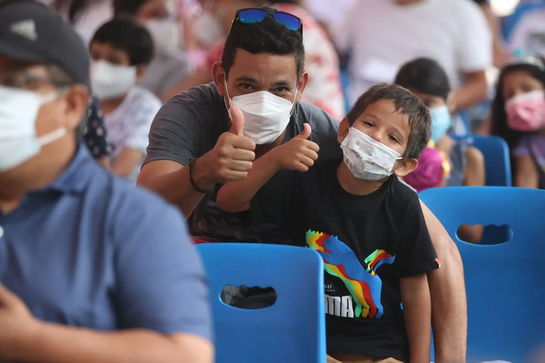 Continúa la vacunación contra la covid-19 a niños entre 5 y 11 años en el vacunatorio del Campo de Marte. Los niños van acompañados de sus padres y  pueden disfrutar de un show infantil mientras esperan el turno de vacunación y de esta manera sentirse más relajados. Foto: ANDINA/ Jhonel Rodríguez